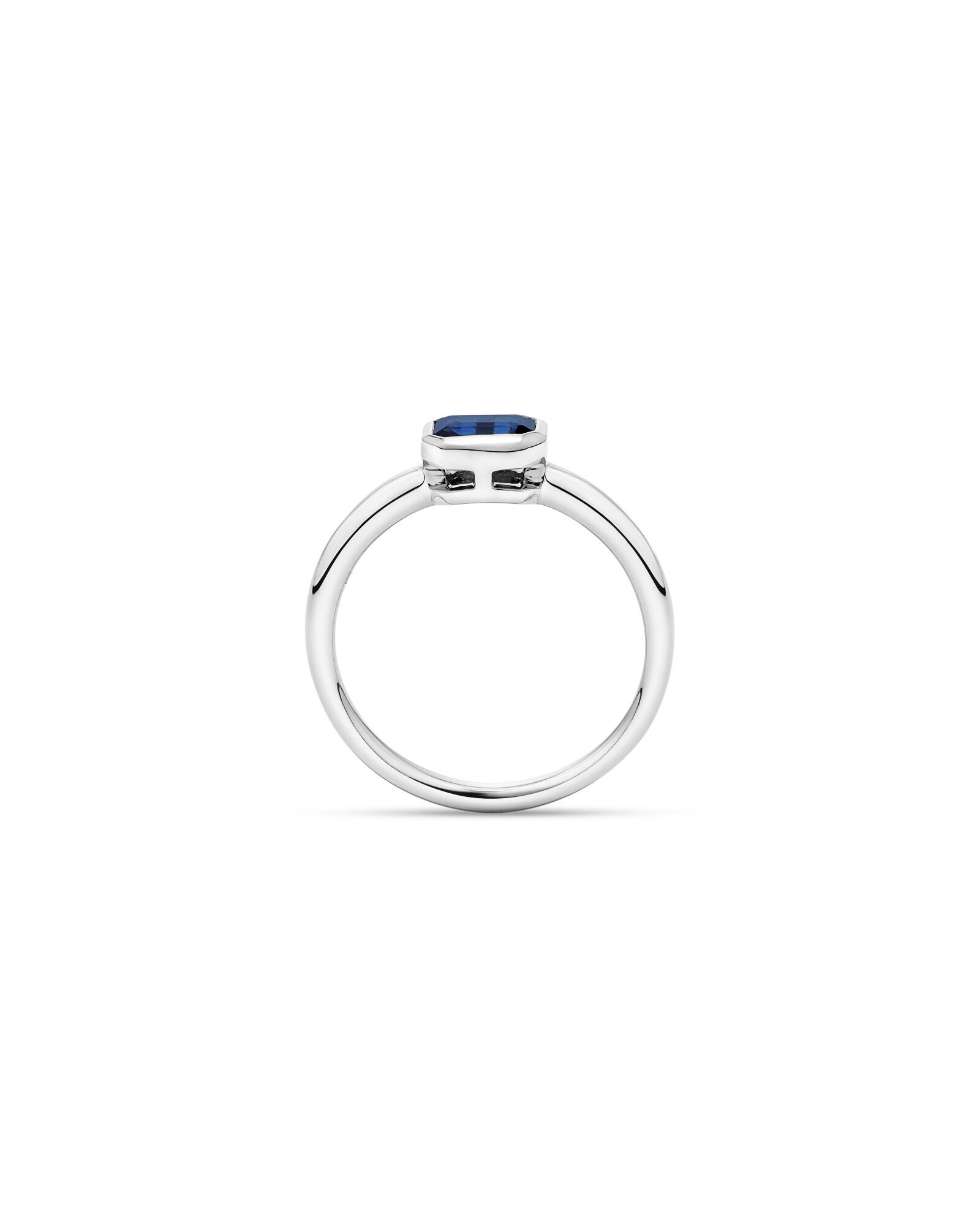 Bague sertie de lunette &agrave; lunettes taill&eacute;es en saphir en 10 carats