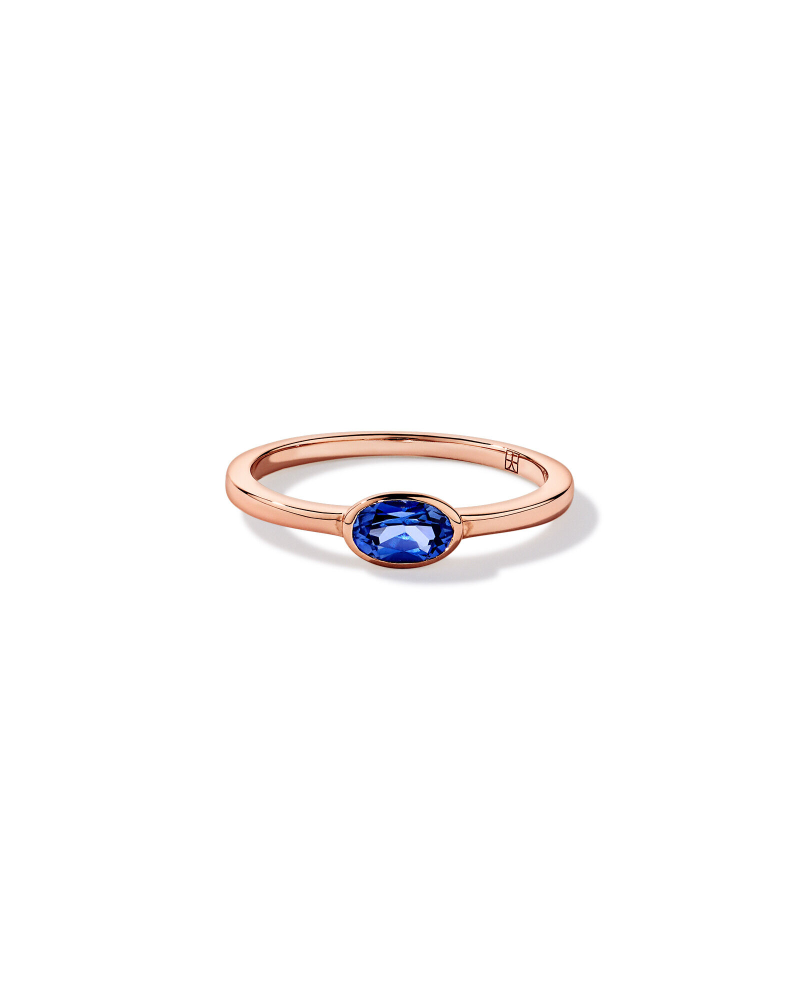 Anneau ovale bleu en saphir serti d&rsquo;est en ouest en or rose 10 carats