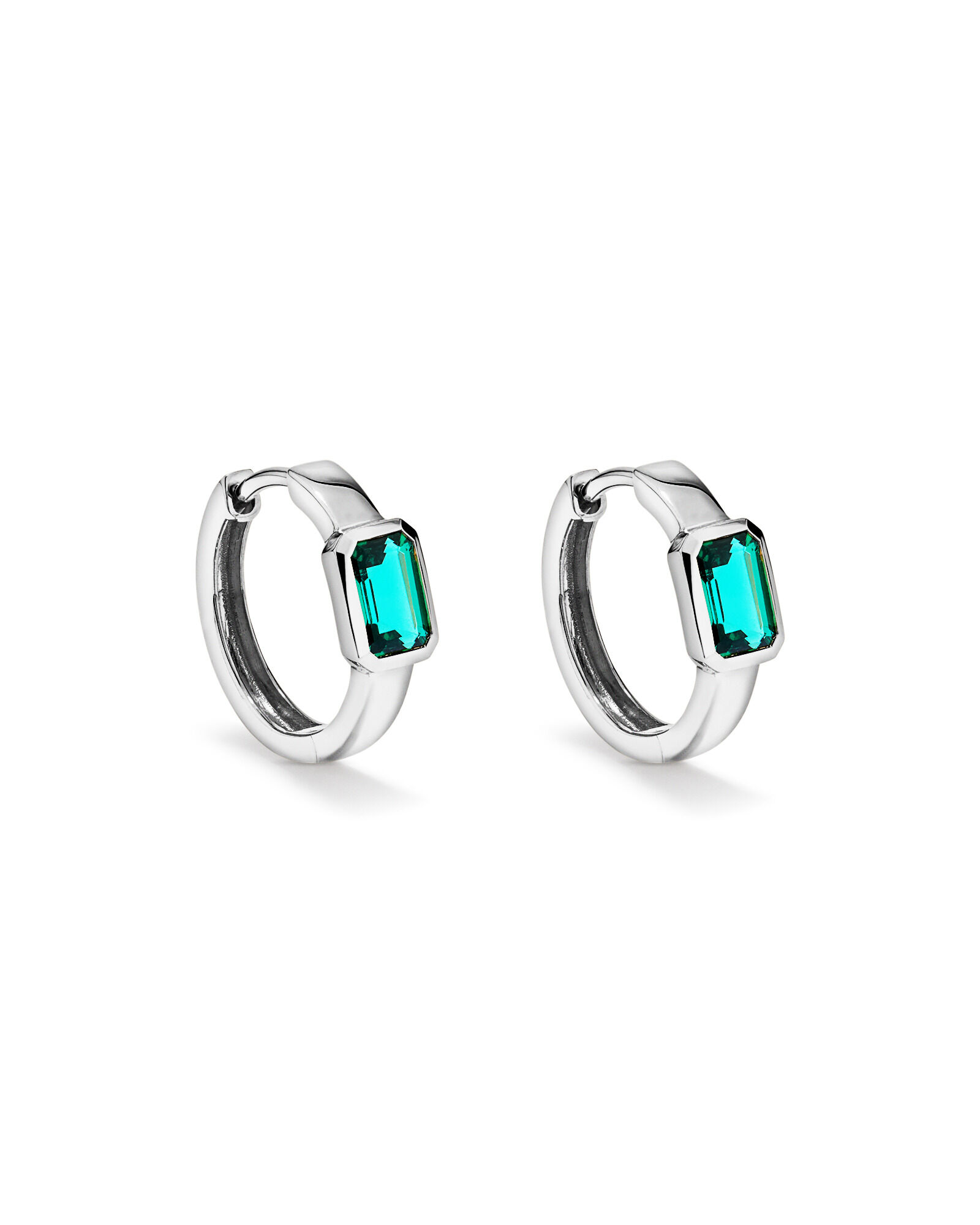 Cr&eacute;ation des boucles d&rsquo;oreilles Huggie en lunette &eacute;meraude en or blanc 10 carats