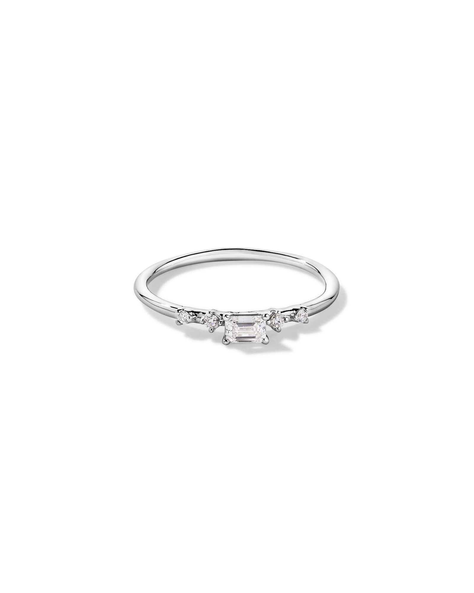 Bague de promesse en or blanc 10 carats avec diamants de laboratoire (poids total de 0,20 carat) taille &eacute;meraude et taille brillant ronde