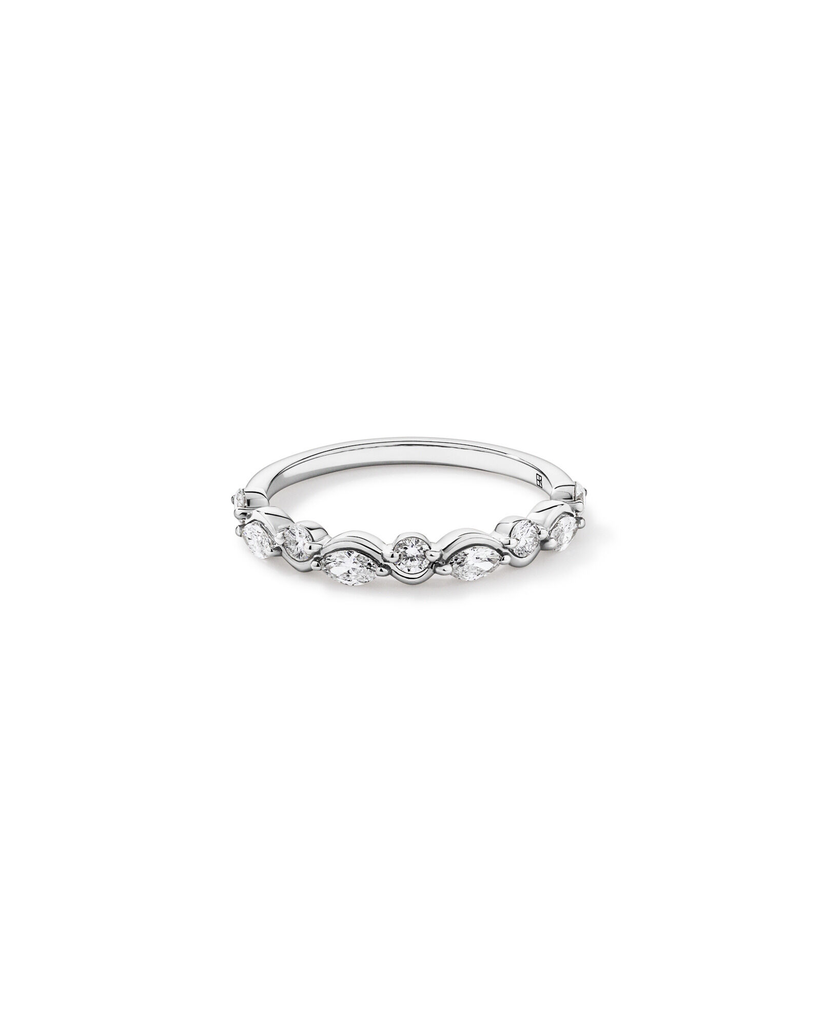 Alliance torsad&eacute;e en or blanc 14 carats avec diamants taille marquise et taille brillant ronde (poids total de 0,43 carat)