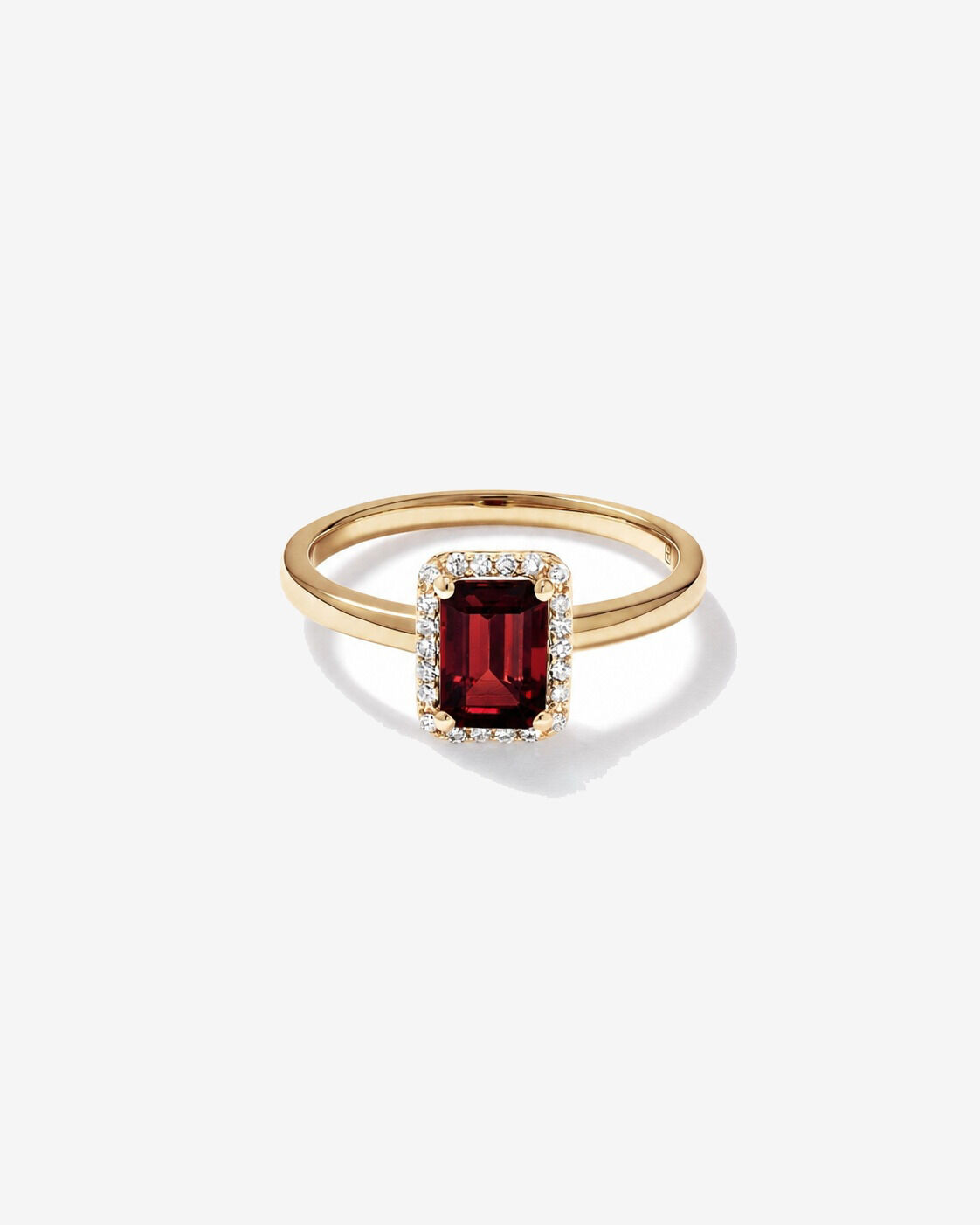 Bague halo Grenat taille &eacute;meraude avec diamants en or jaune 10 ct