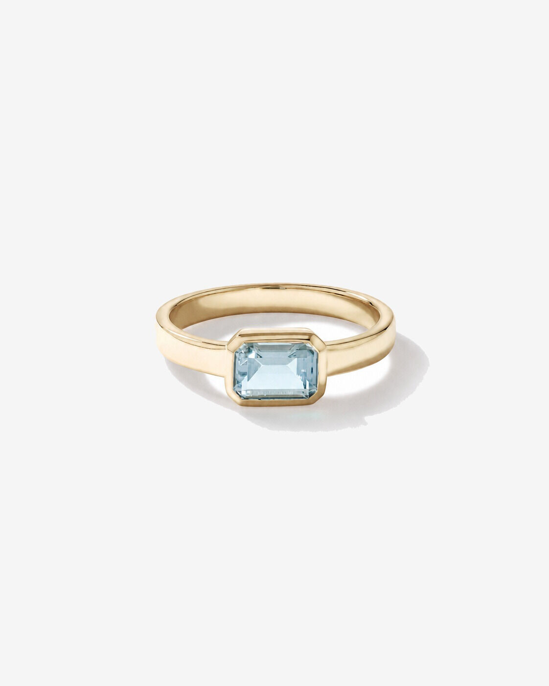 Bague Aigue-marine sertie clos en or jaune 10 ct