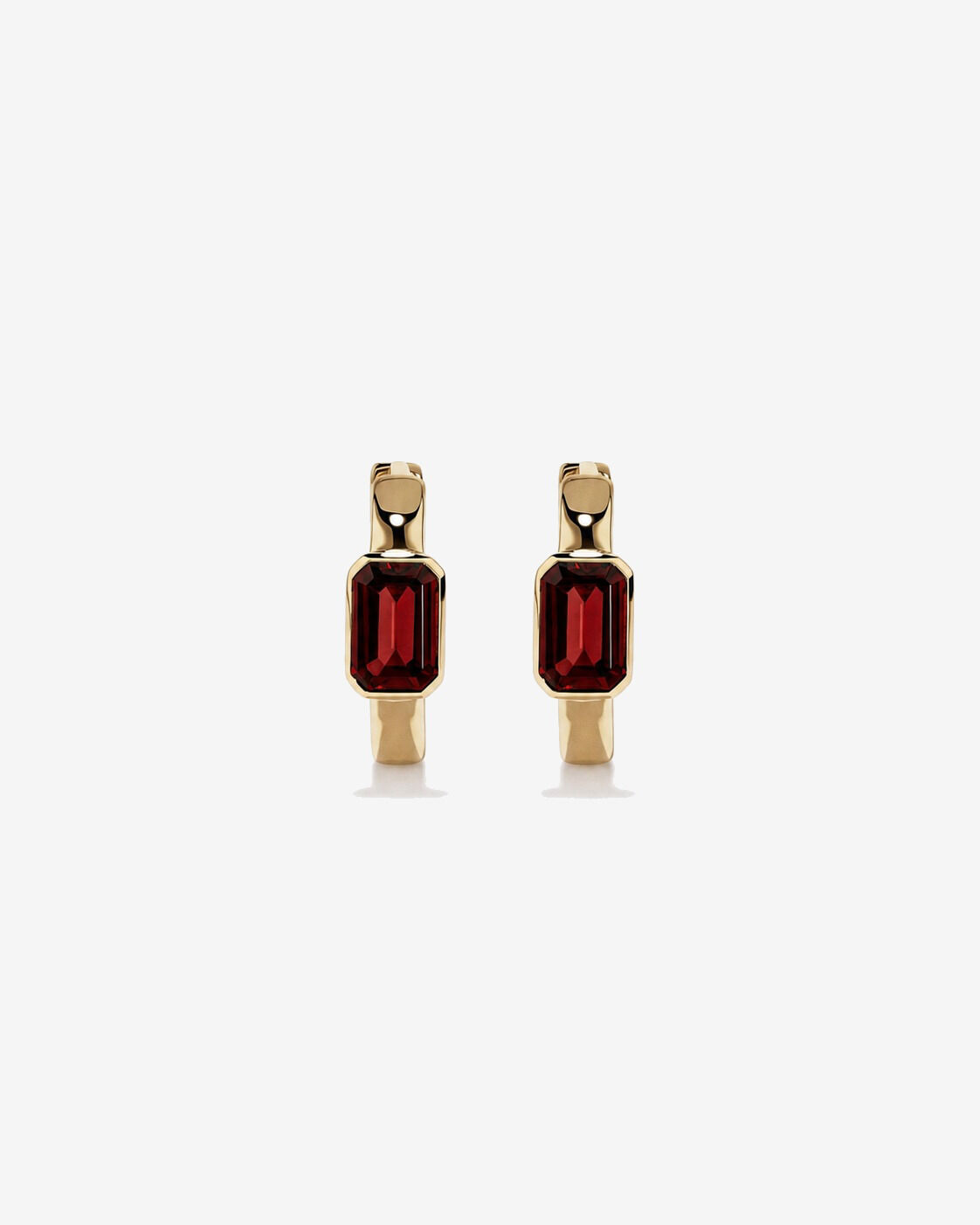 Boucles d'oreilles anneaux Grenat serties clos en or jaune 10 ct