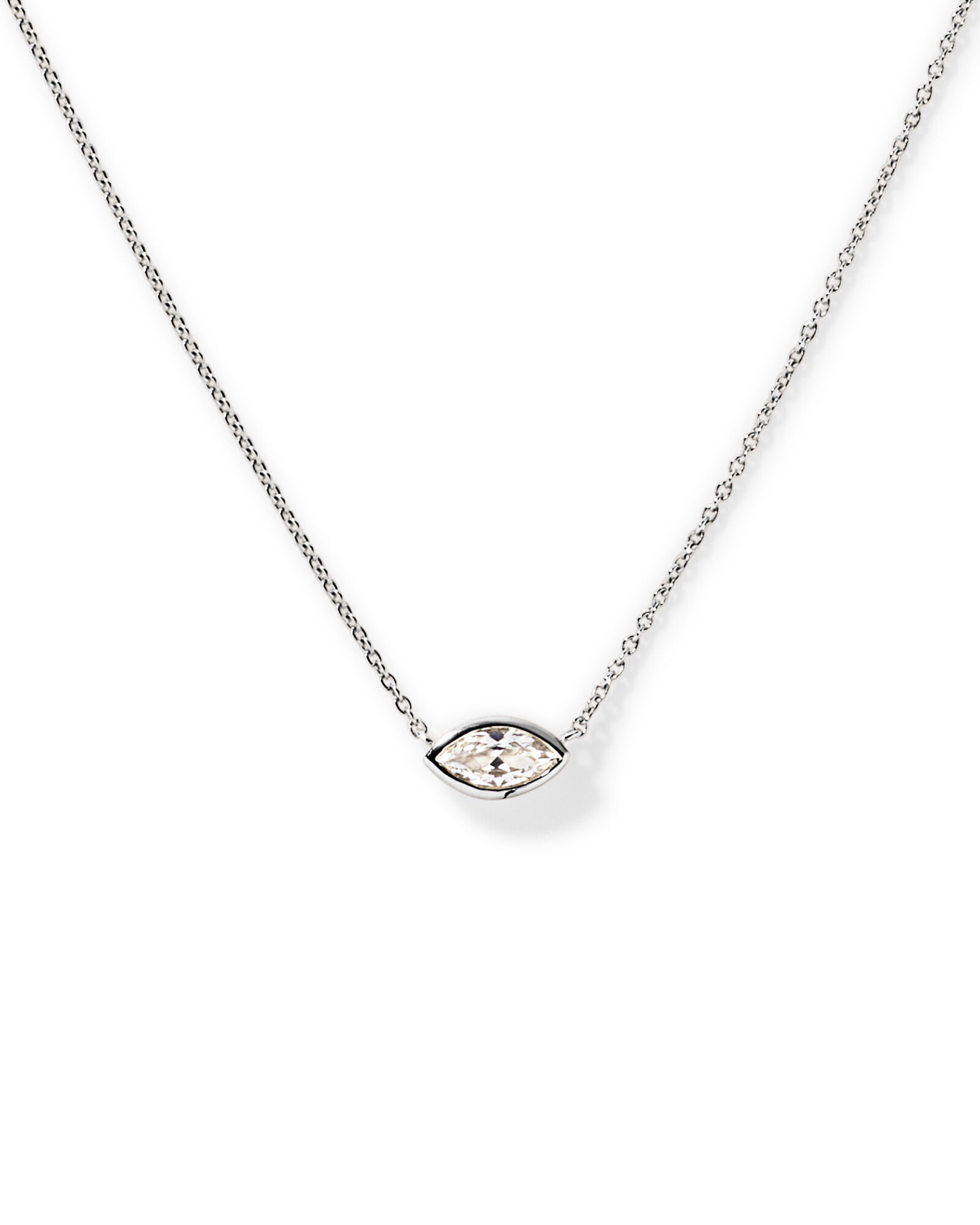 Collier &agrave; lunette en saphir blanc taill&eacute; marques&eacute; en or blanc 10 carats