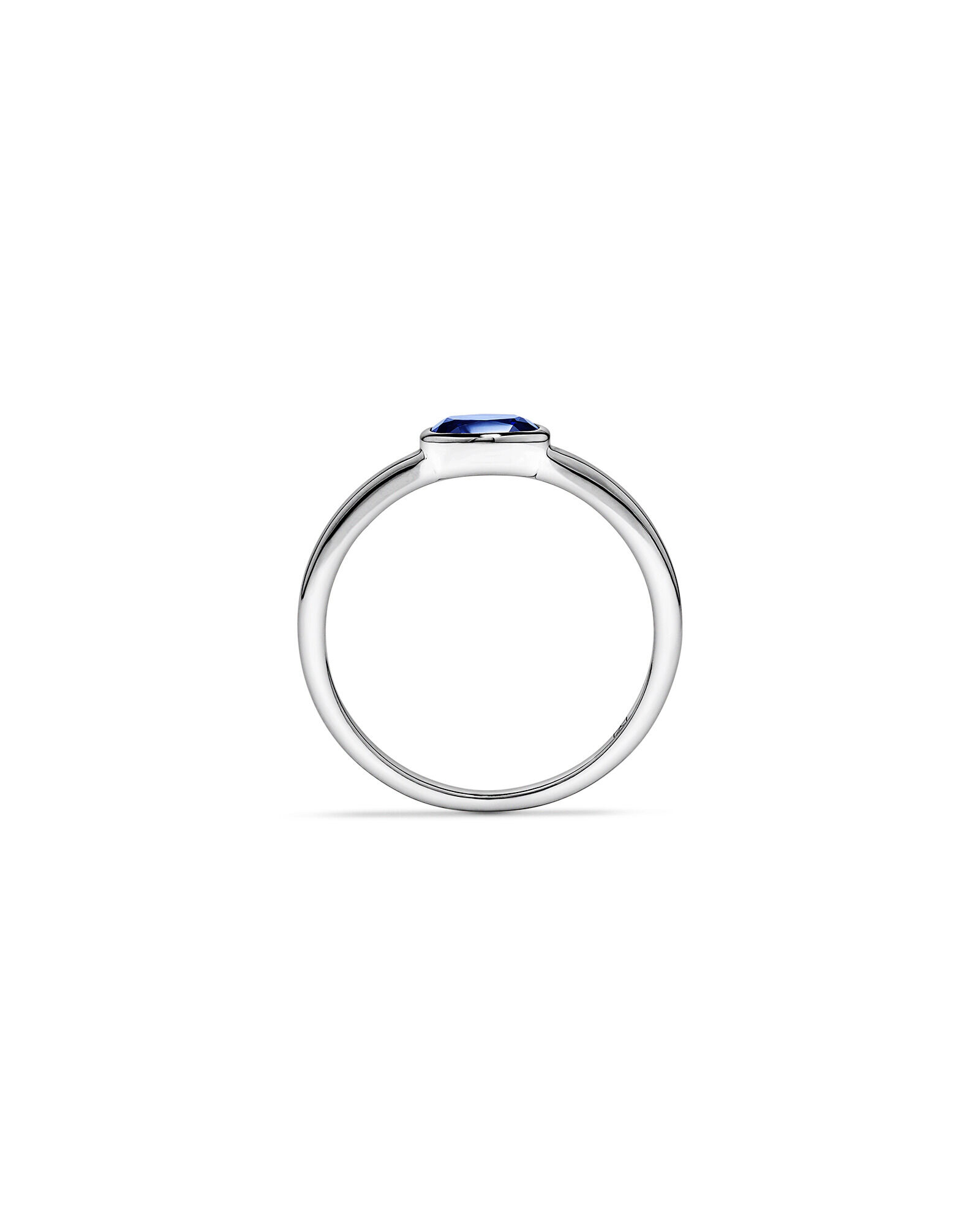 Anneau &agrave; lunette en saphir cr&eacute;&eacute; d&rsquo;est en ouest en or blanc 10 carats