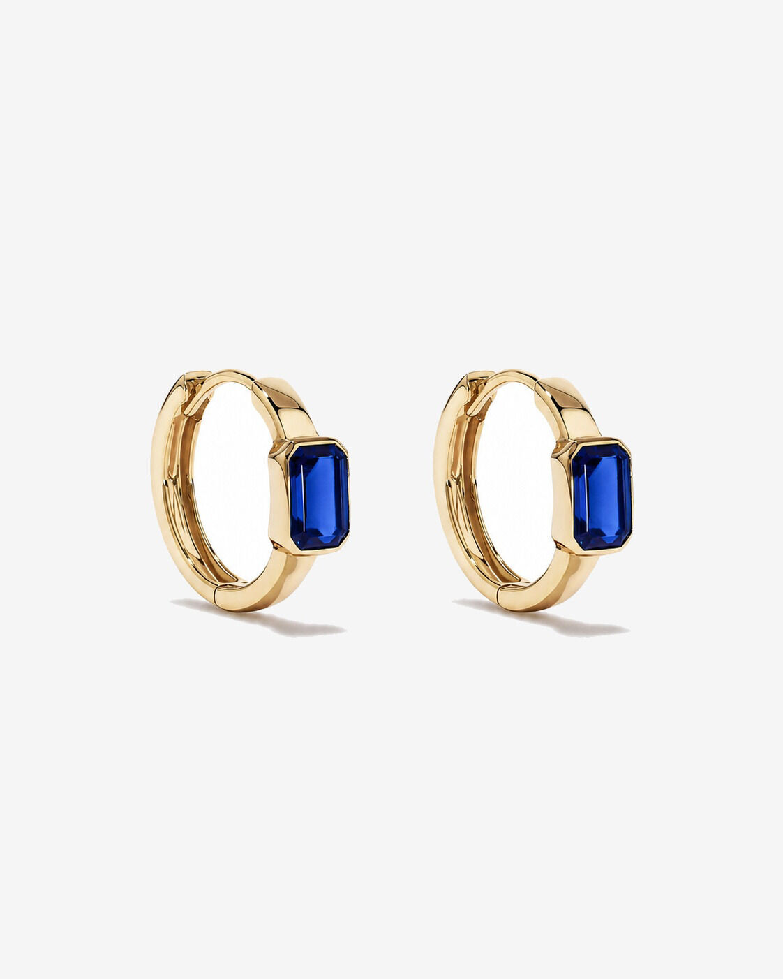 Boucles d'oreilles anneaux Saphir cr&eacute;&eacute; serties clos en or jaune 10 ct