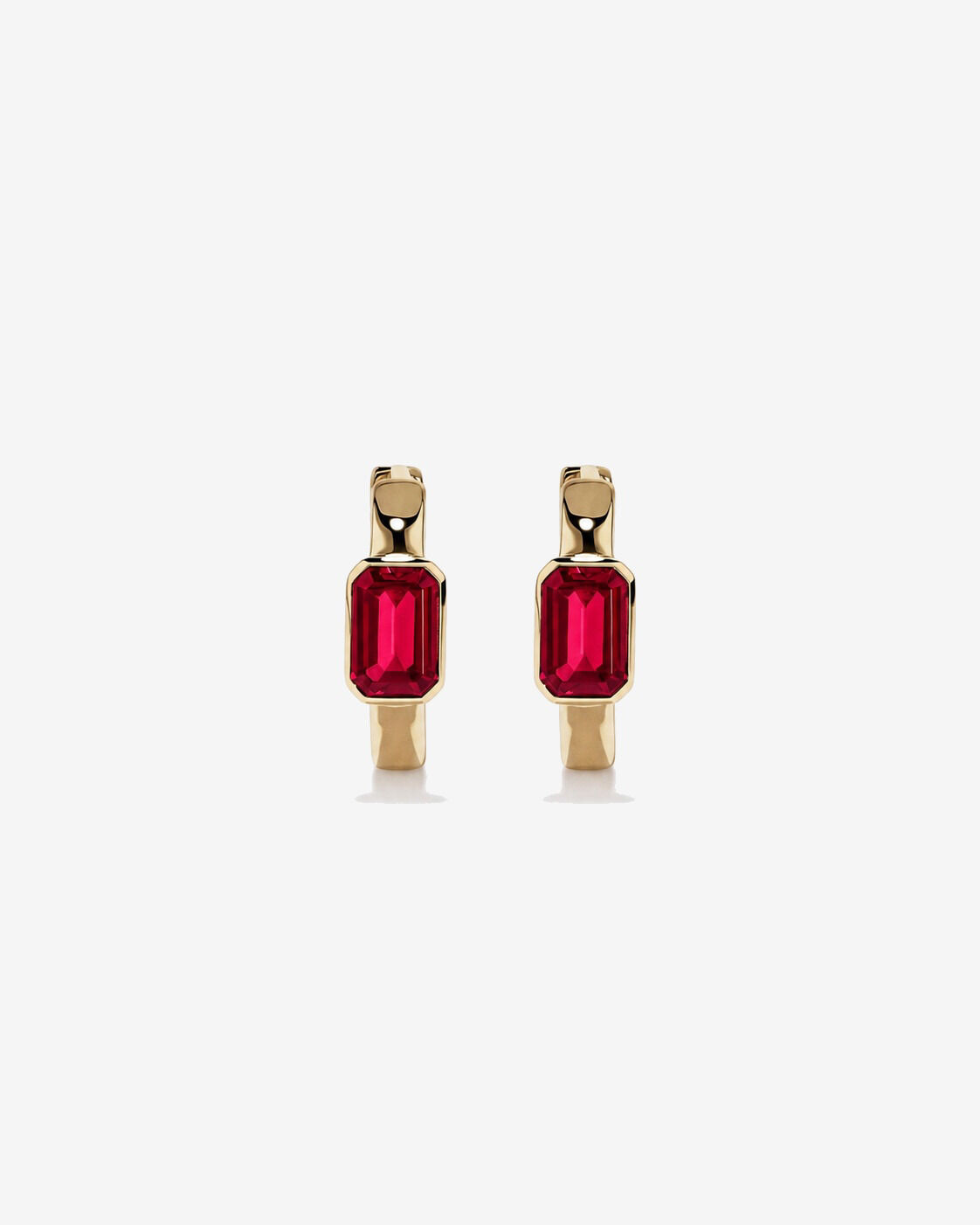 Boucles d'oreilles anneaux Rubis cr&eacute;&eacute; serties clos en or jaune 10 ct