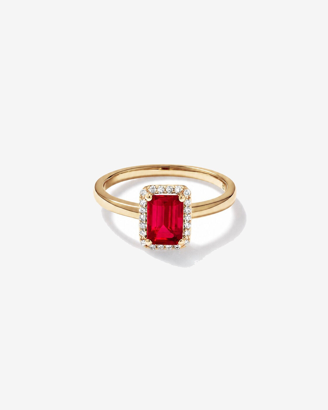 Bague halo Rubis cr&eacute;&eacute; taille &eacute;meraude avec diamants en or jaune 10 ct