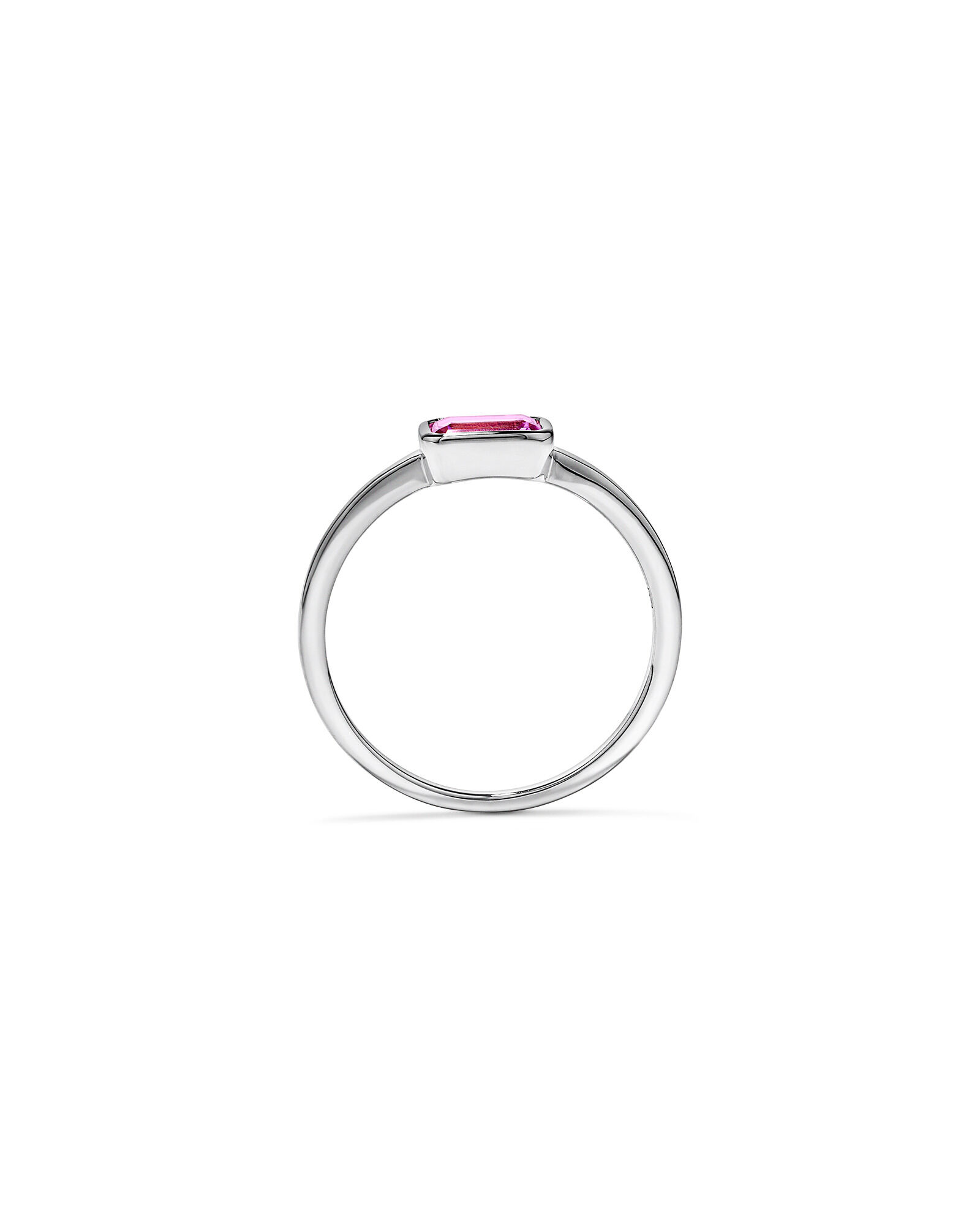 Anneau &agrave; lunette en saphir sculpt&eacute; d&rsquo;est en ouest en or blanc 10 carats