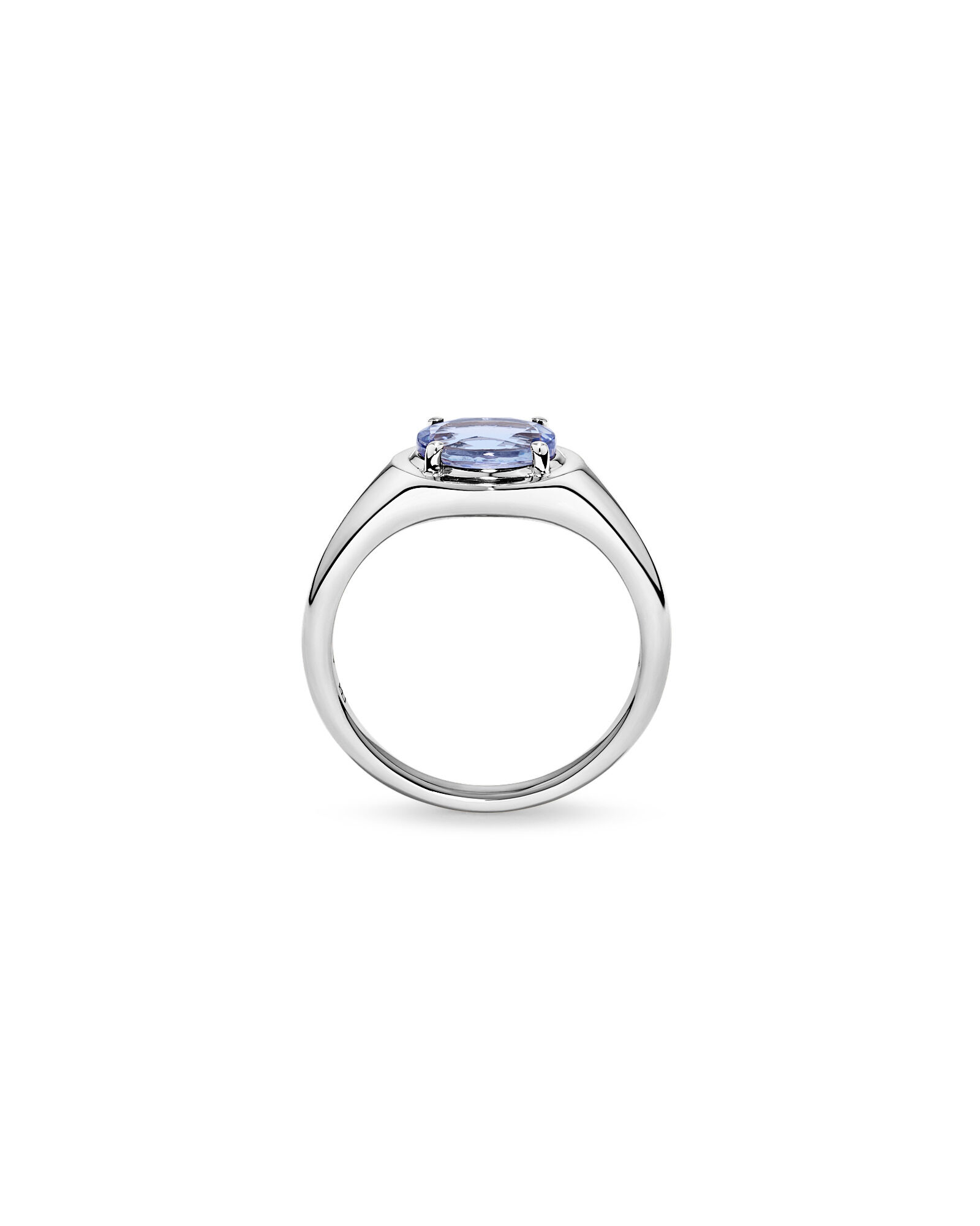 Bague taill&eacute;e ovale en tanzanite sertie d&rsquo;est en ouest en or blanc 10 carats