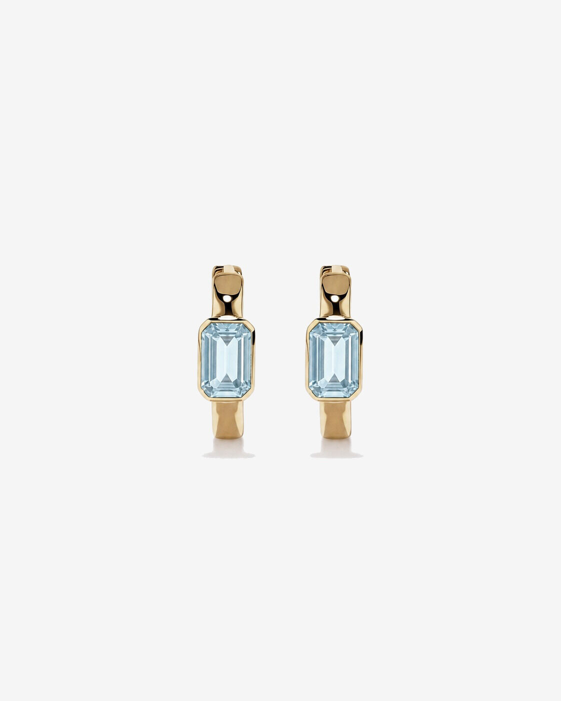 Boucles d'oreilles anneaux Aigue-marine serties clos en or jaune 10 ct