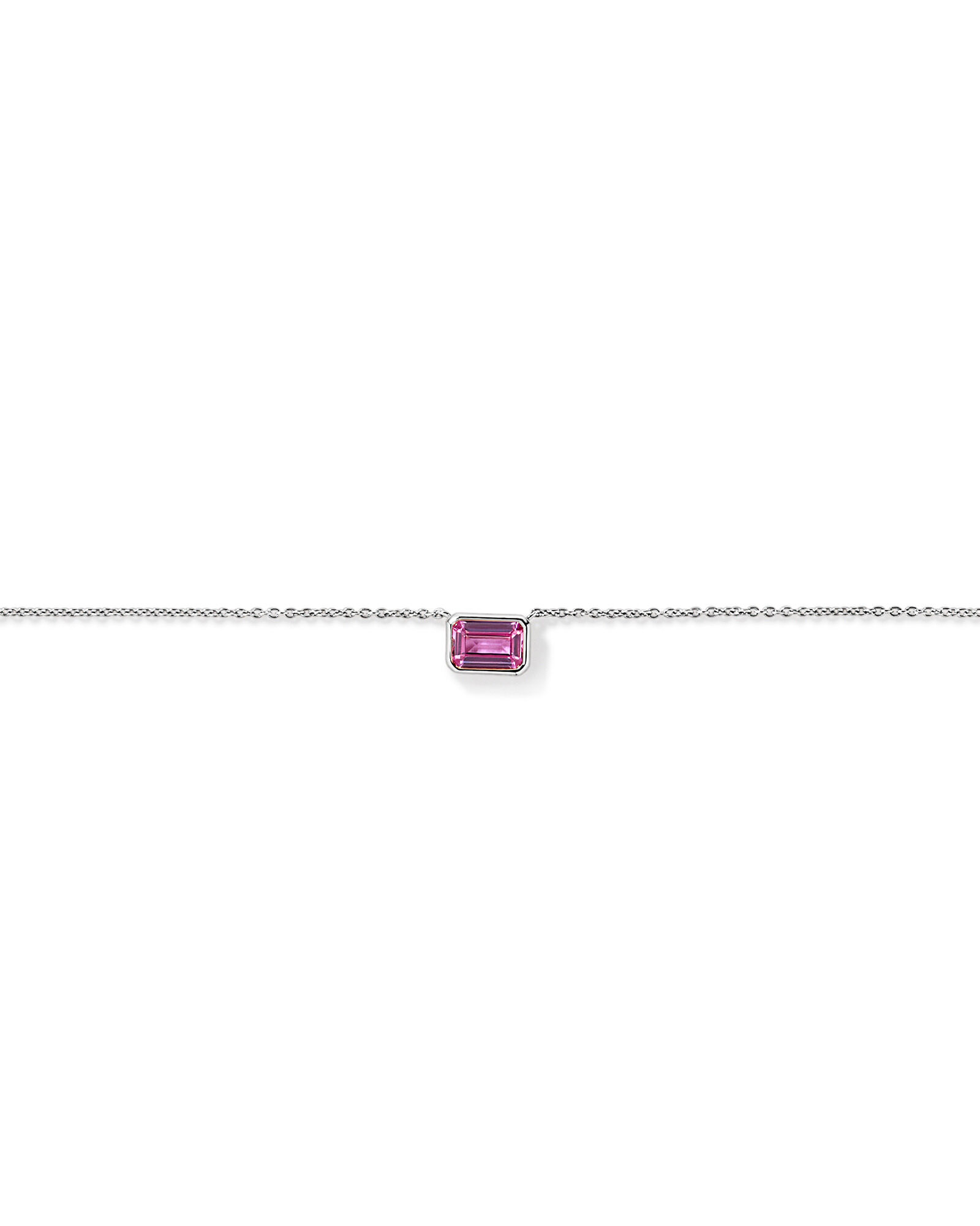 Collier avec pendentif en saphir rose de synth&egrave;se taille &eacute;meraude, serti clos et dispos&eacute; horizontalement, sur cha&icirc;ne en or blanc 10 carats