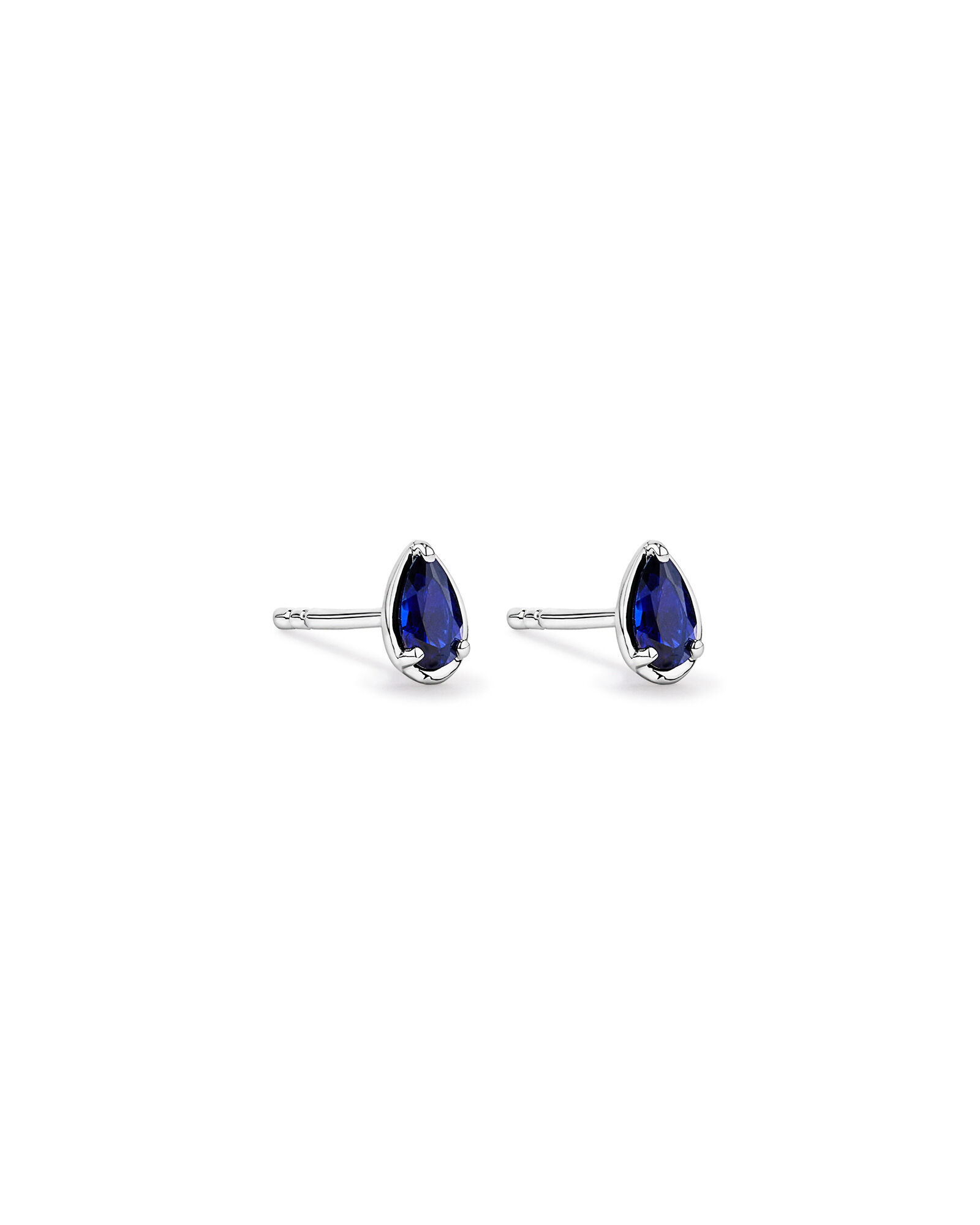 Boucles d&rsquo;oreilles en saphir cr&eacute;&eacute;es en saphir en argent sterling taill&eacute;es par la poire