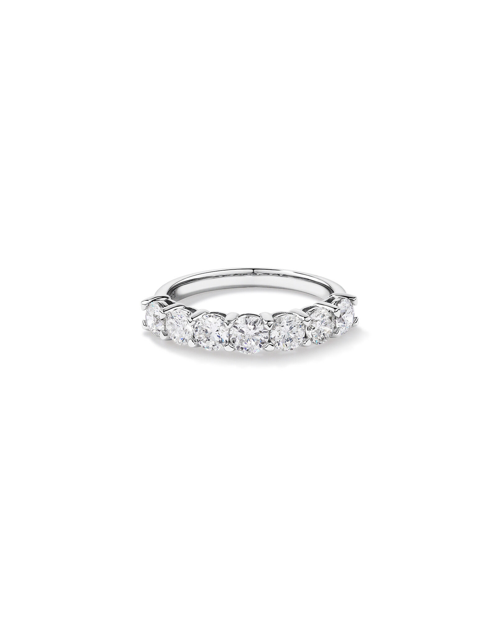 Alliance &agrave; 7 pierres en or blanc 14 K avec diamants sertis sur griffes totalisant 1,61 ct