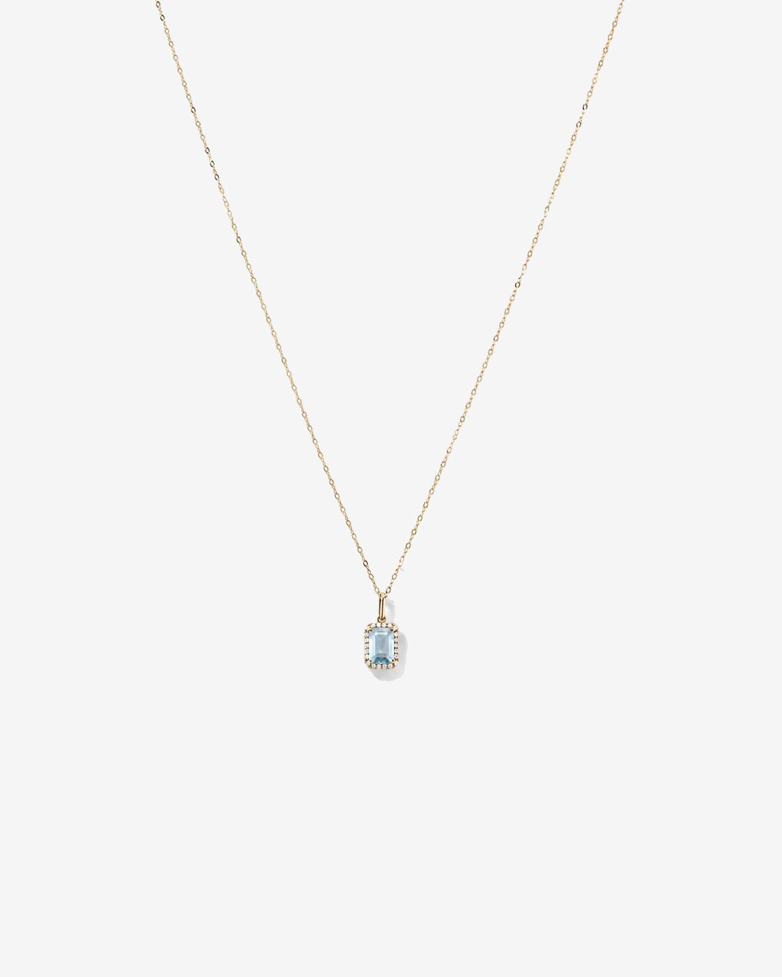 Pendentif halo Aigue-marine taille &eacute;meraude avec diamants et cha&icirc;ne en or jaune 10 ct