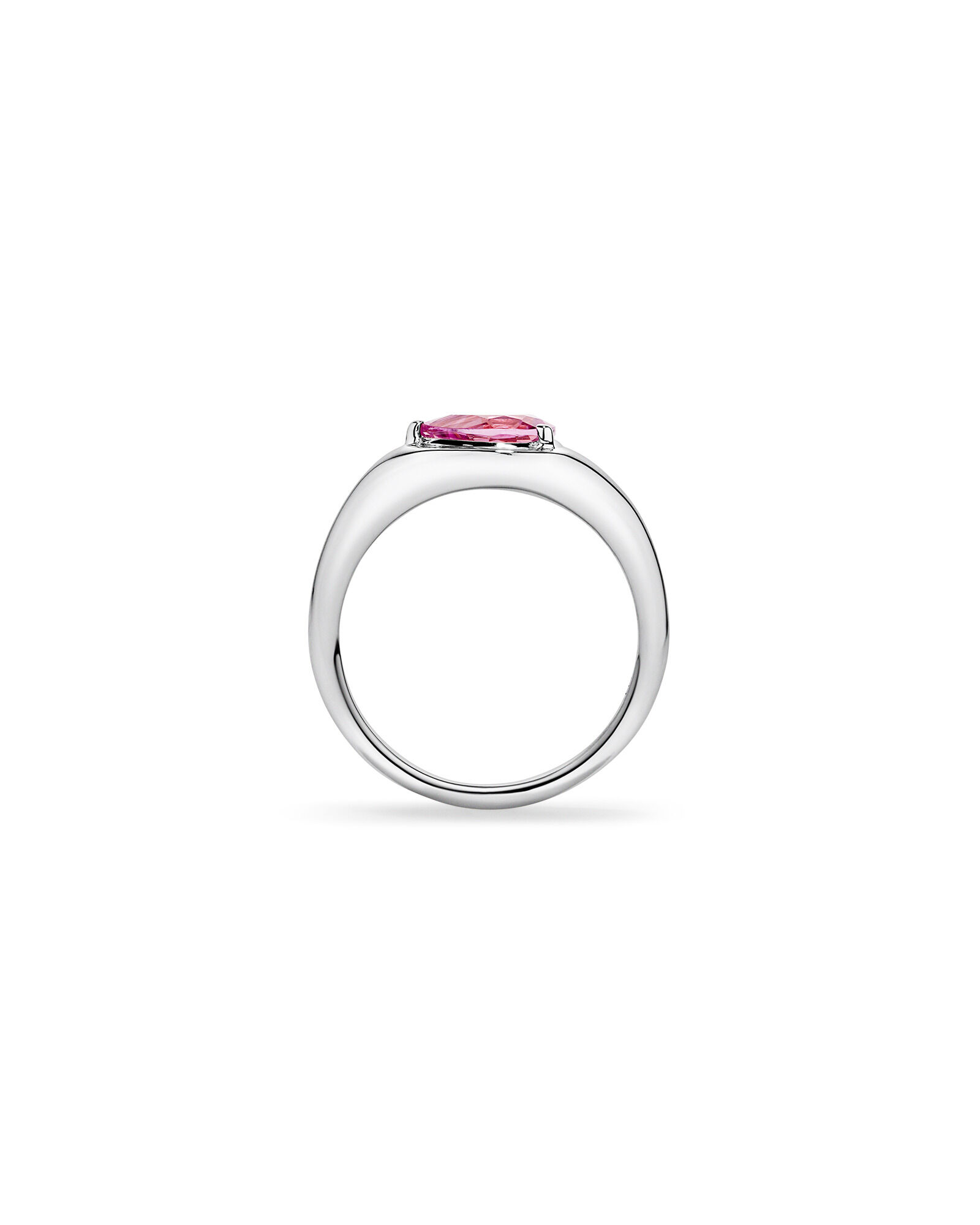 Anneau tourmaline rose rose coup&eacute; poire, serti d&rsquo;est en ouest en or blanc 10 carats