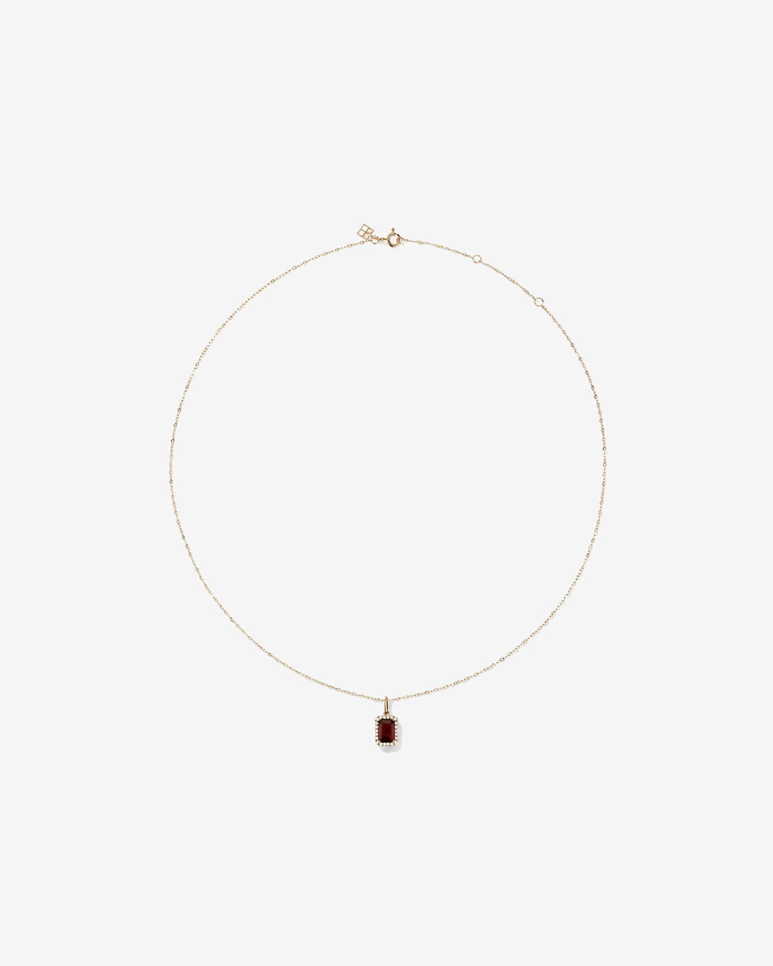 Pendentif halo Grenat taille &eacute;meraude avec diamants et cha&icirc;ne en or jaune 10 ct