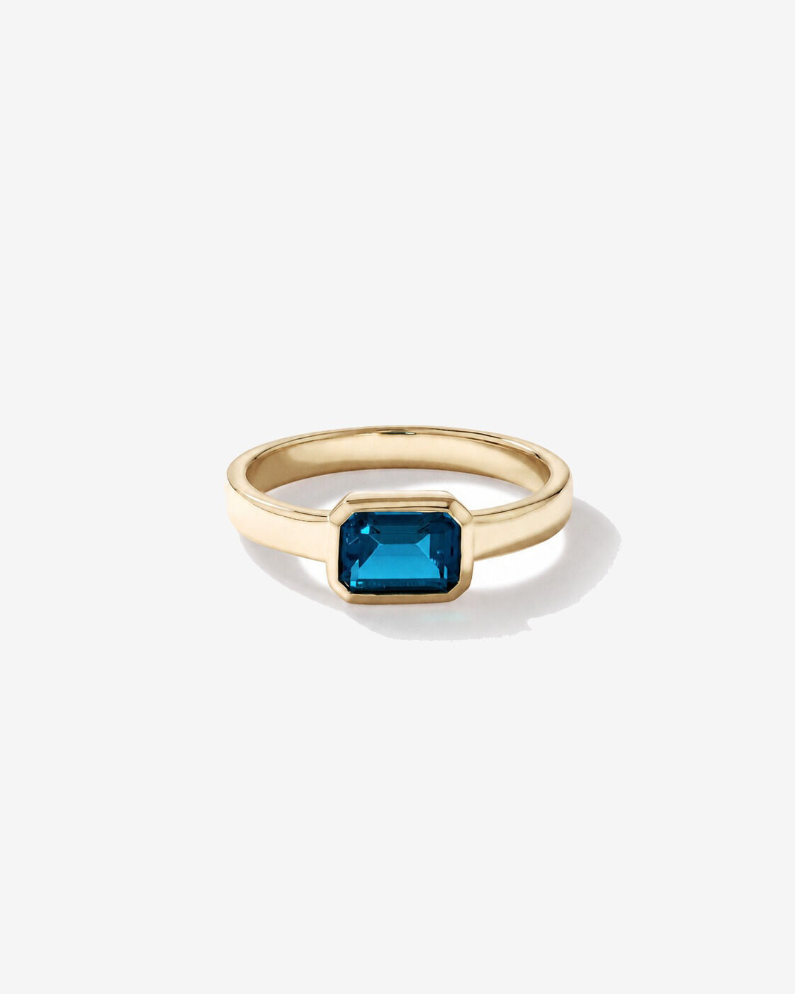 Bague Topaze bleu London sertie clos en or jaune 10 ct