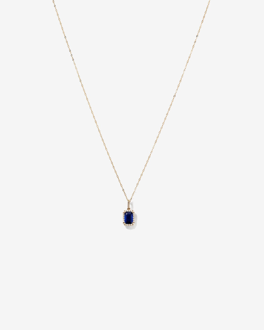 Pendentif halo Saphir cr&eacute;&eacute; taille &eacute;meraude avec diamants et cha&icirc;ne en or jaune 10 ct