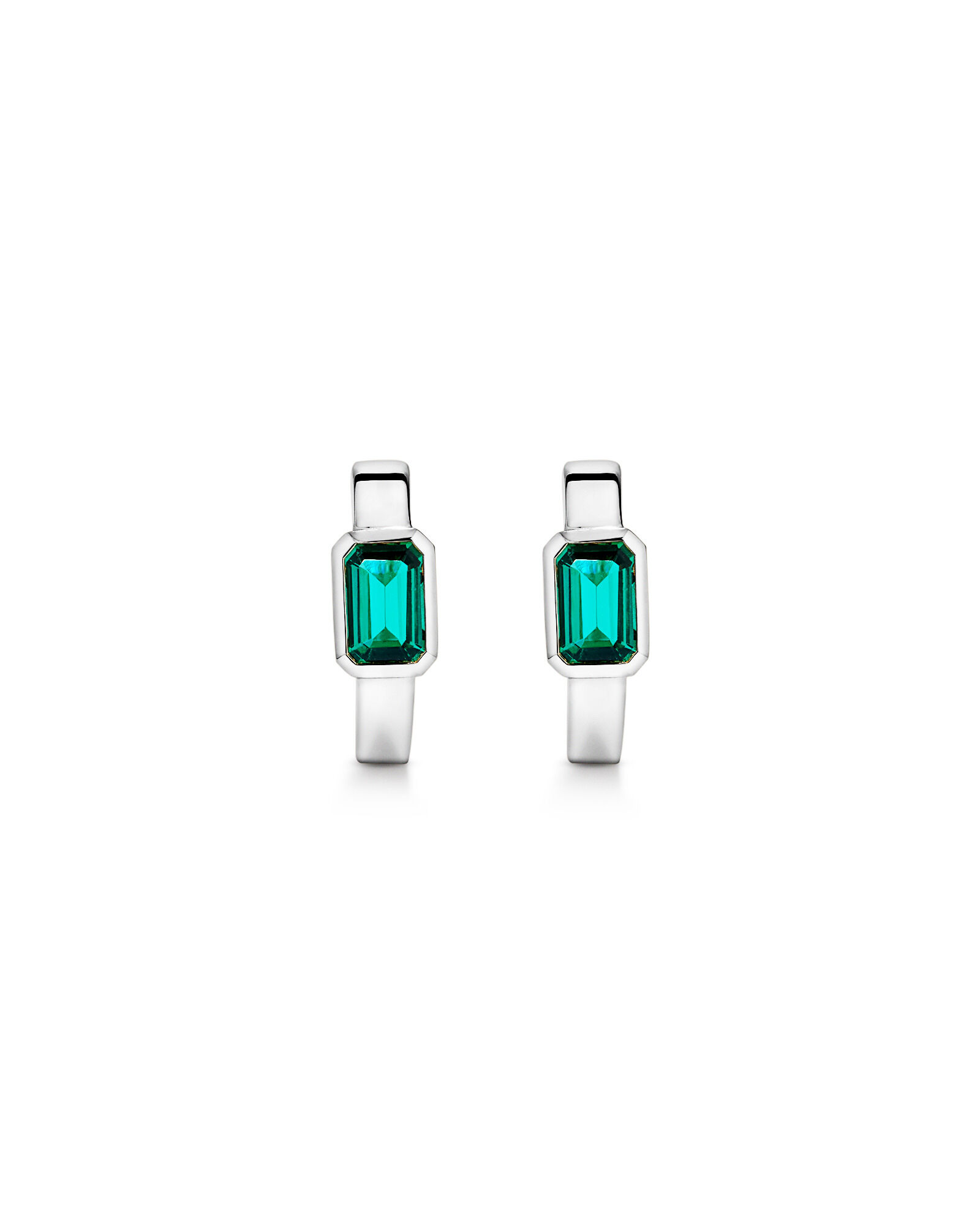 Cr&eacute;ation des boucles d&rsquo;oreilles Huggie en lunette &eacute;meraude en or blanc 10 carats
