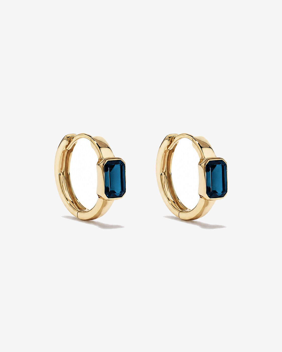 Boucles d'oreilles anneaux Topaze bleu London serties clos en or jaune 10 ct