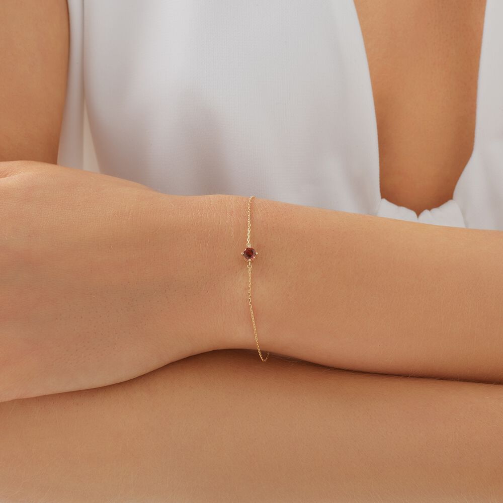 Bracelet with Garnet in 10kt Yellow Gold