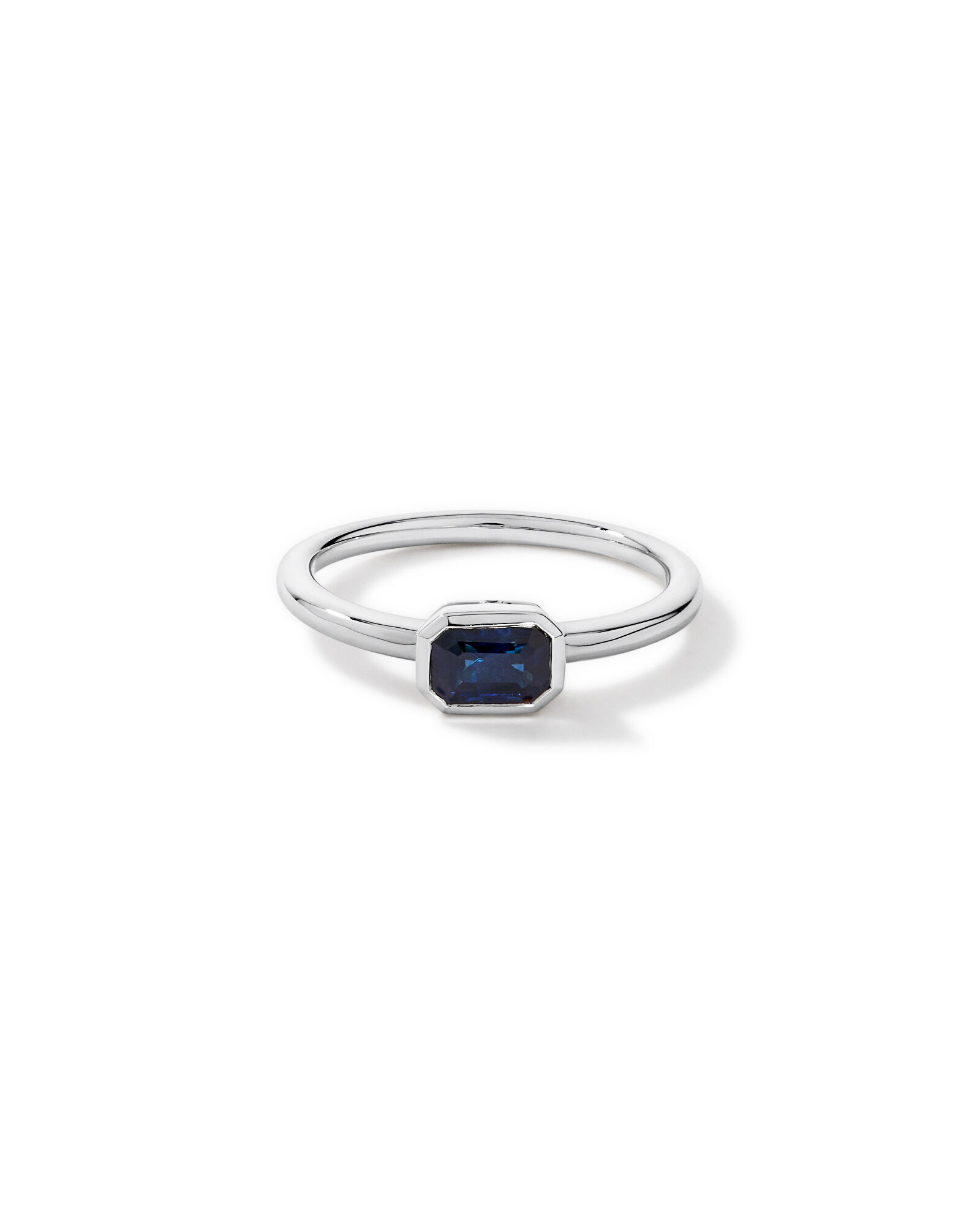 Bague sertie de lunette &agrave; lunettes taill&eacute;es en saphir en 10 carats