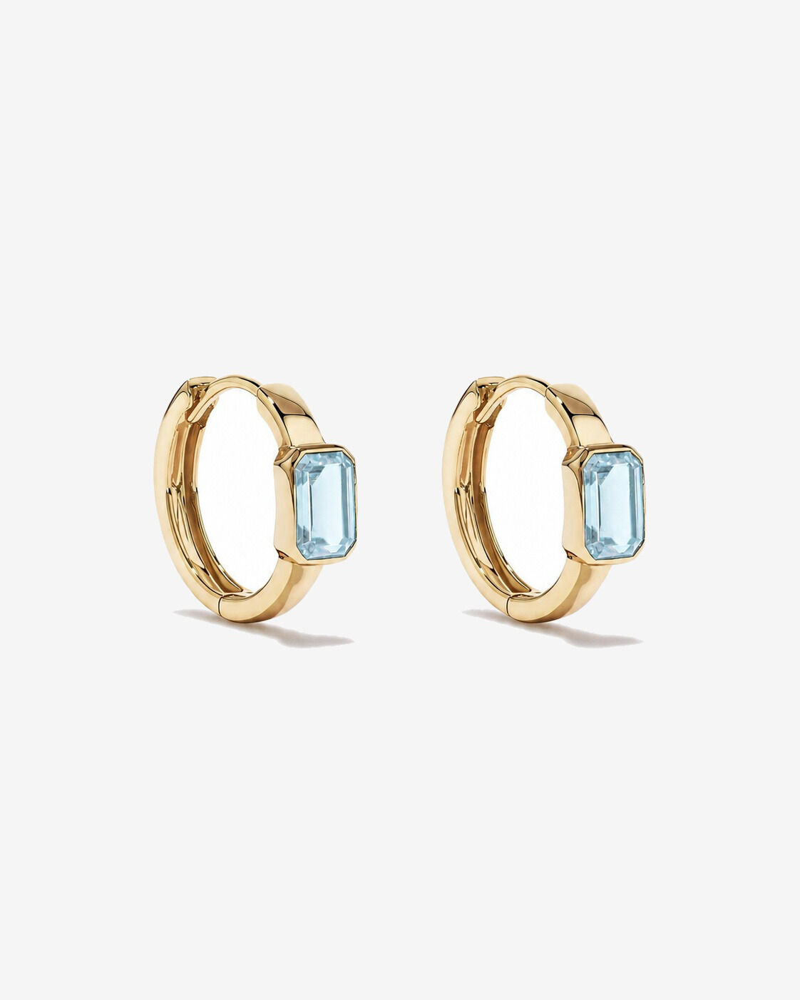 Boucles d'oreilles anneaux Aigue-marine serties clos en or jaune 10 ct