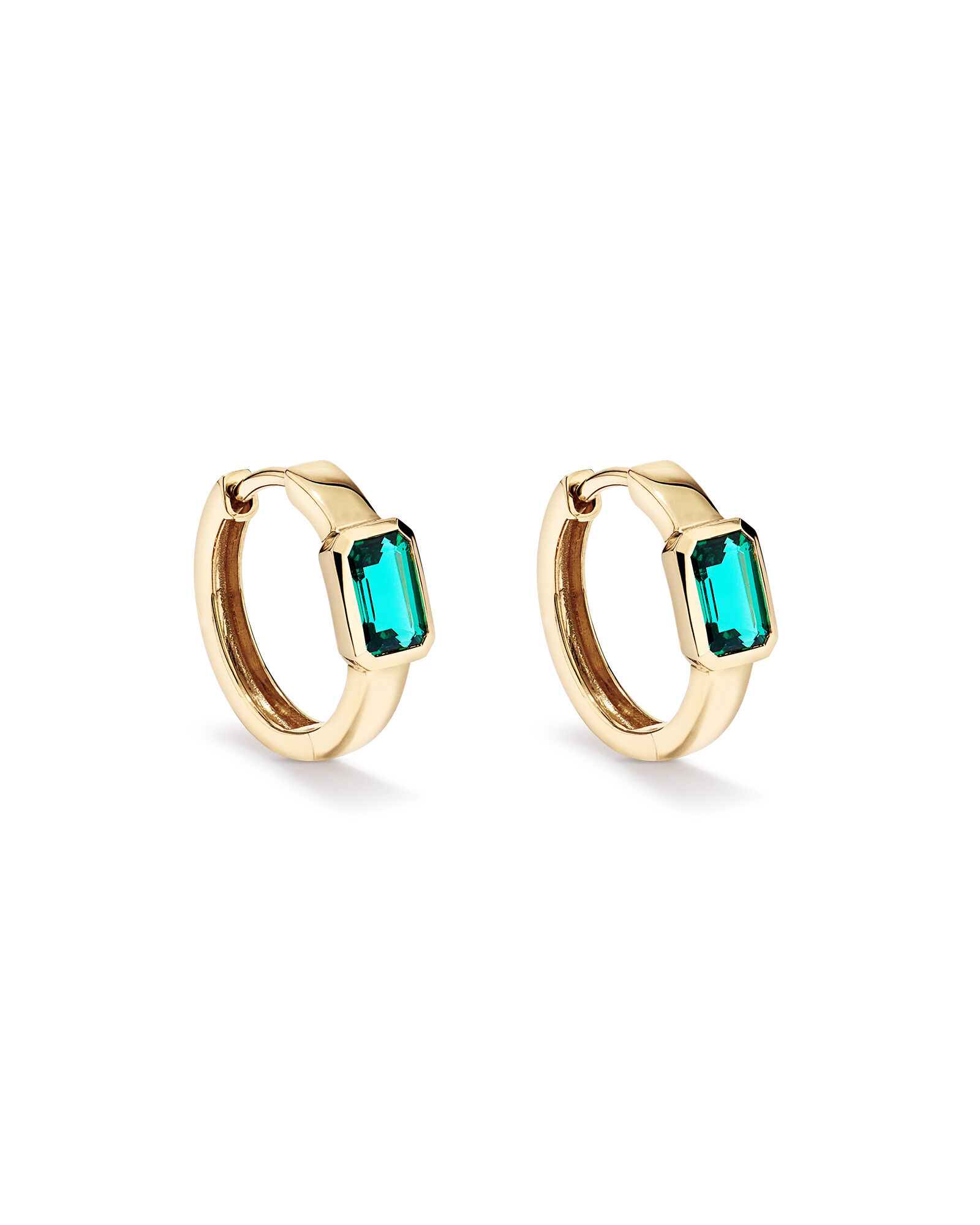 Cr&eacute;ation de boucles d&rsquo;oreilles Huggie en lunette &eacute;meraude en or jaune 10 carats