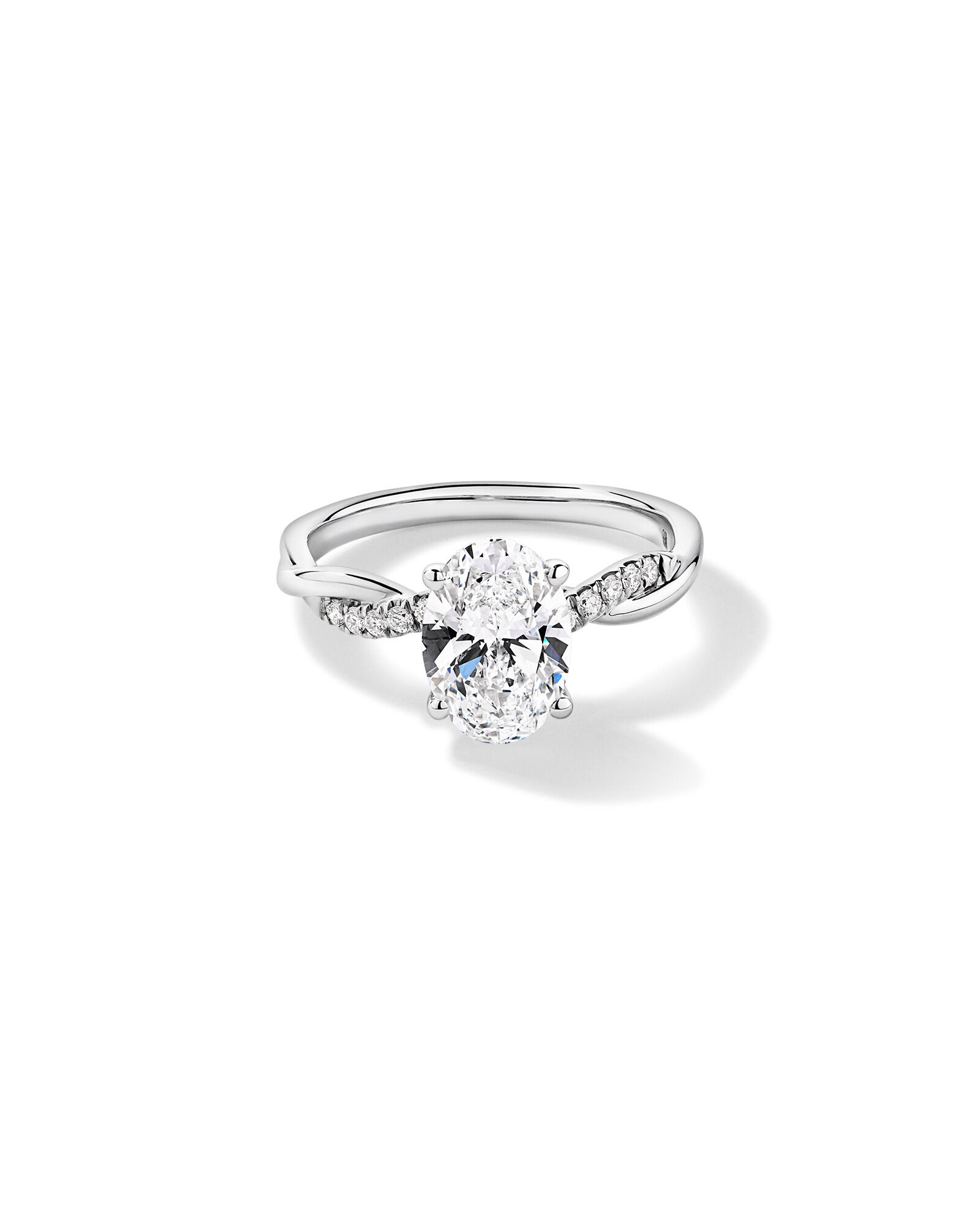 Bague de fian&ccedil;ailles torsad&eacute;e en or jaune et blanc 14 carats, sertie d'un diamant ovale de 2,10 carats cultiv&eacute; en laboratoire