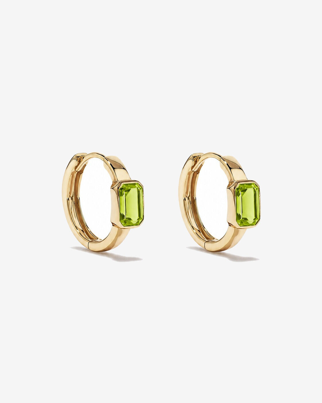 Boucles d'oreilles anneaux P&eacute;ridot serties clos en or jaune 10 ct