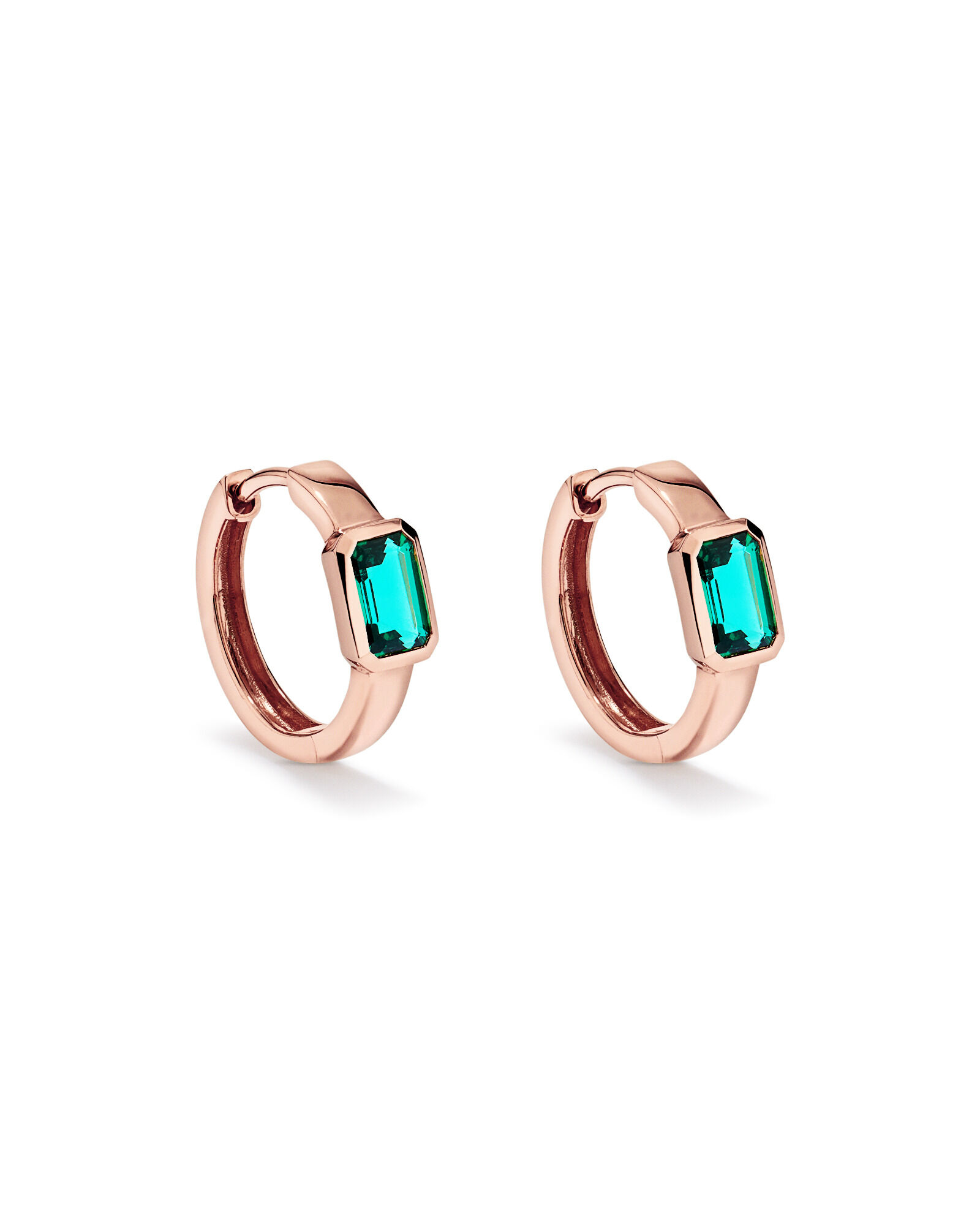 Cr&eacute;ation de boucles d&rsquo;oreilles Huggie en lunette &eacute;meraude en or rose 10 carats