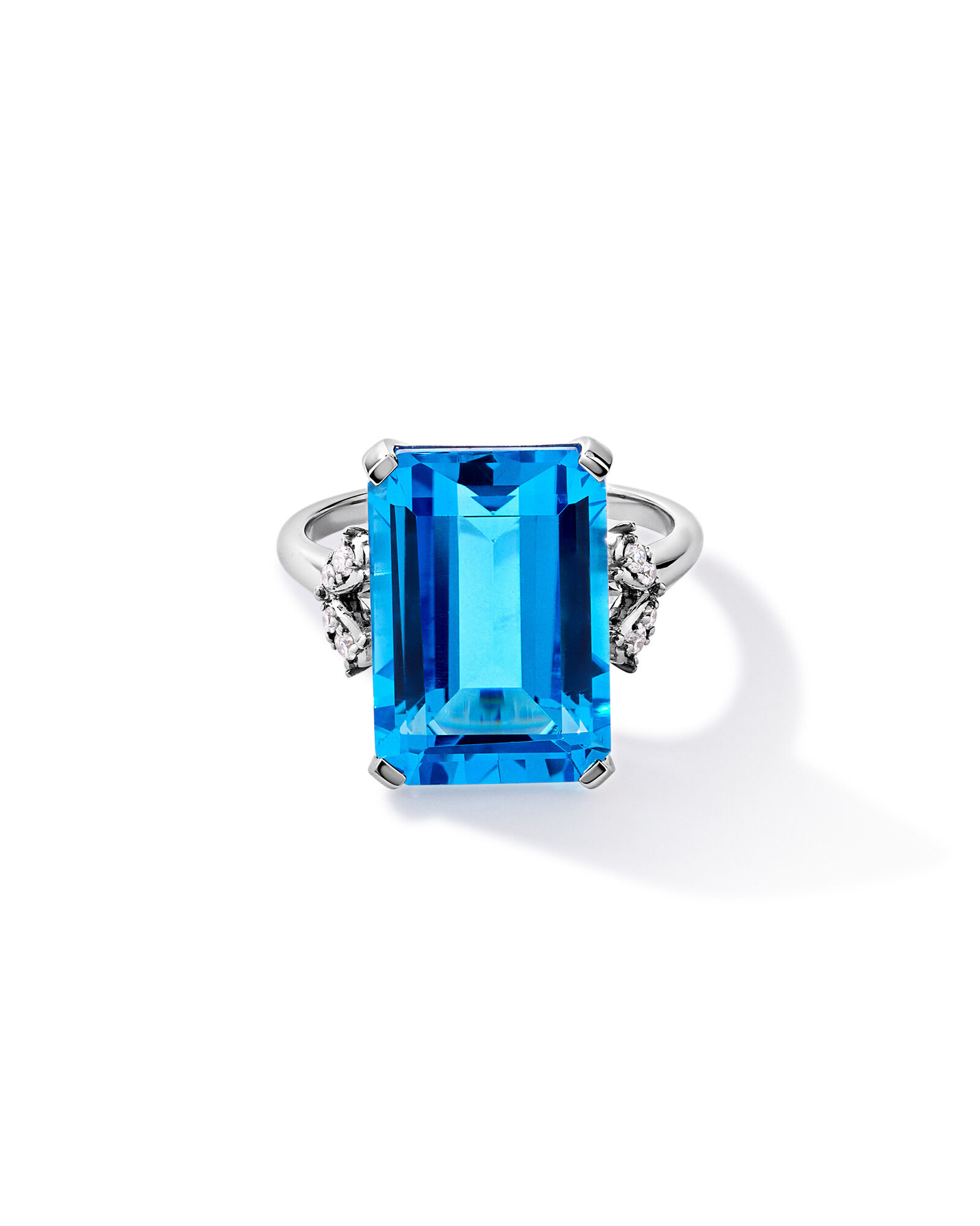 Bague en topaze bleue suisse taill&eacute;e &eacute;meraude & bague en diamant TW 0,08 carat en or blanc 10 carats