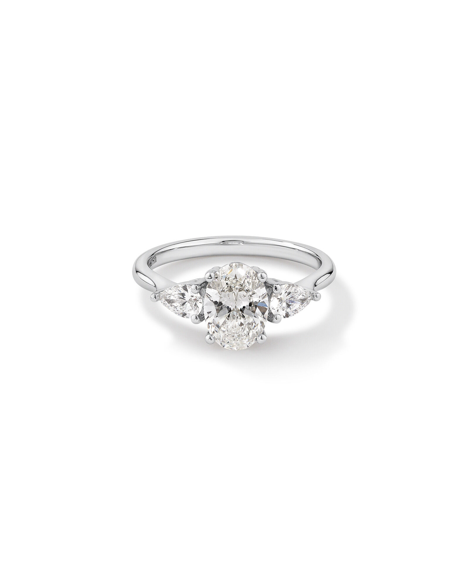 Bague de fian&ccedil;ailles ovale de trois pierres TW de 1,65 carat et diamant en forme de poire, cultiv&eacute;e en laboratoire, en or blanc 14 carats
