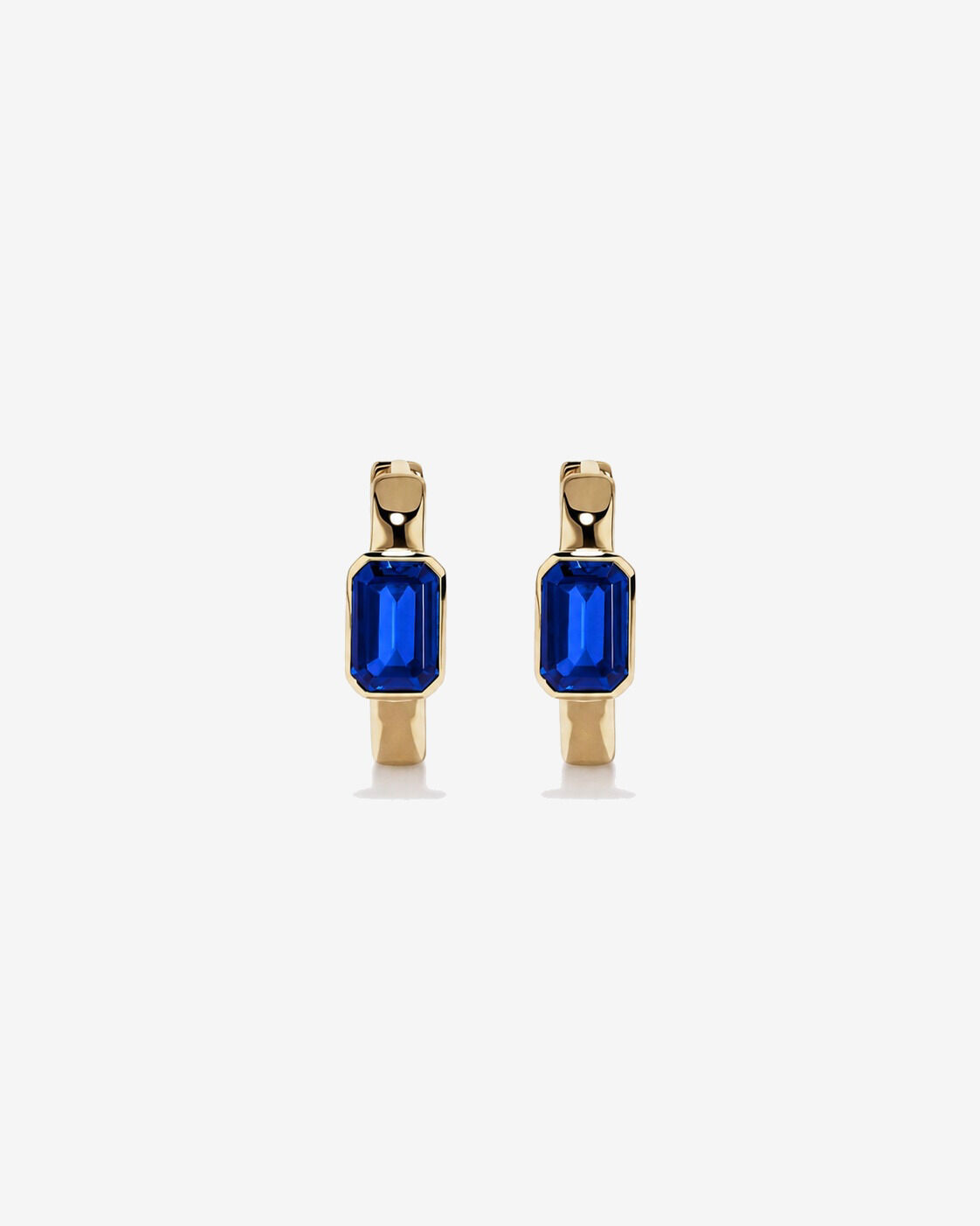 Boucles d'oreilles anneaux Saphir cr&eacute;&eacute; serties clos en or jaune 10 ct