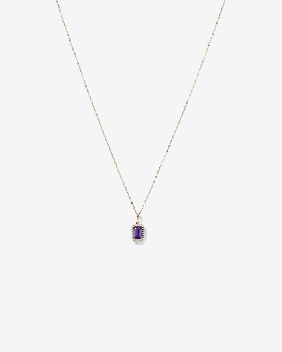 Pendentif halo Am&eacute;thyste taille &eacute;meraude avec diamants et cha&icirc;ne en or jaune 10 ct