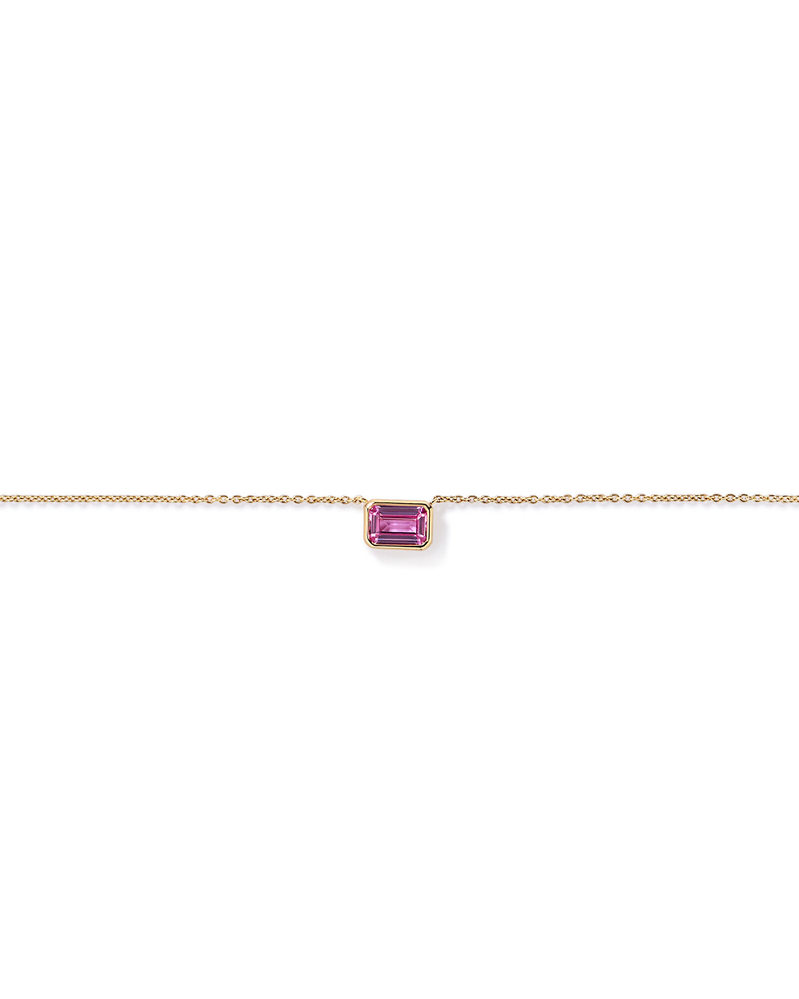 Collier avec pendentif en saphir rose de synth&egrave;se taille &eacute;meraude, serti clos et dispos&eacute; horizontalement, sur cha&icirc;ne en or jaune 10 carats