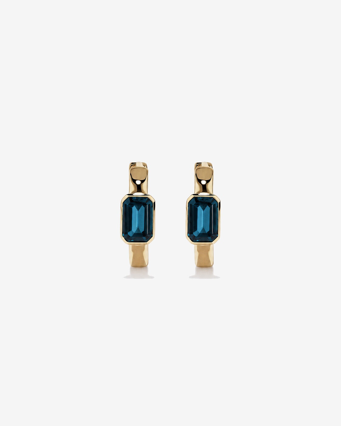 Boucles d'oreilles anneaux Topaze bleu London serties clos en or jaune 10 ct
