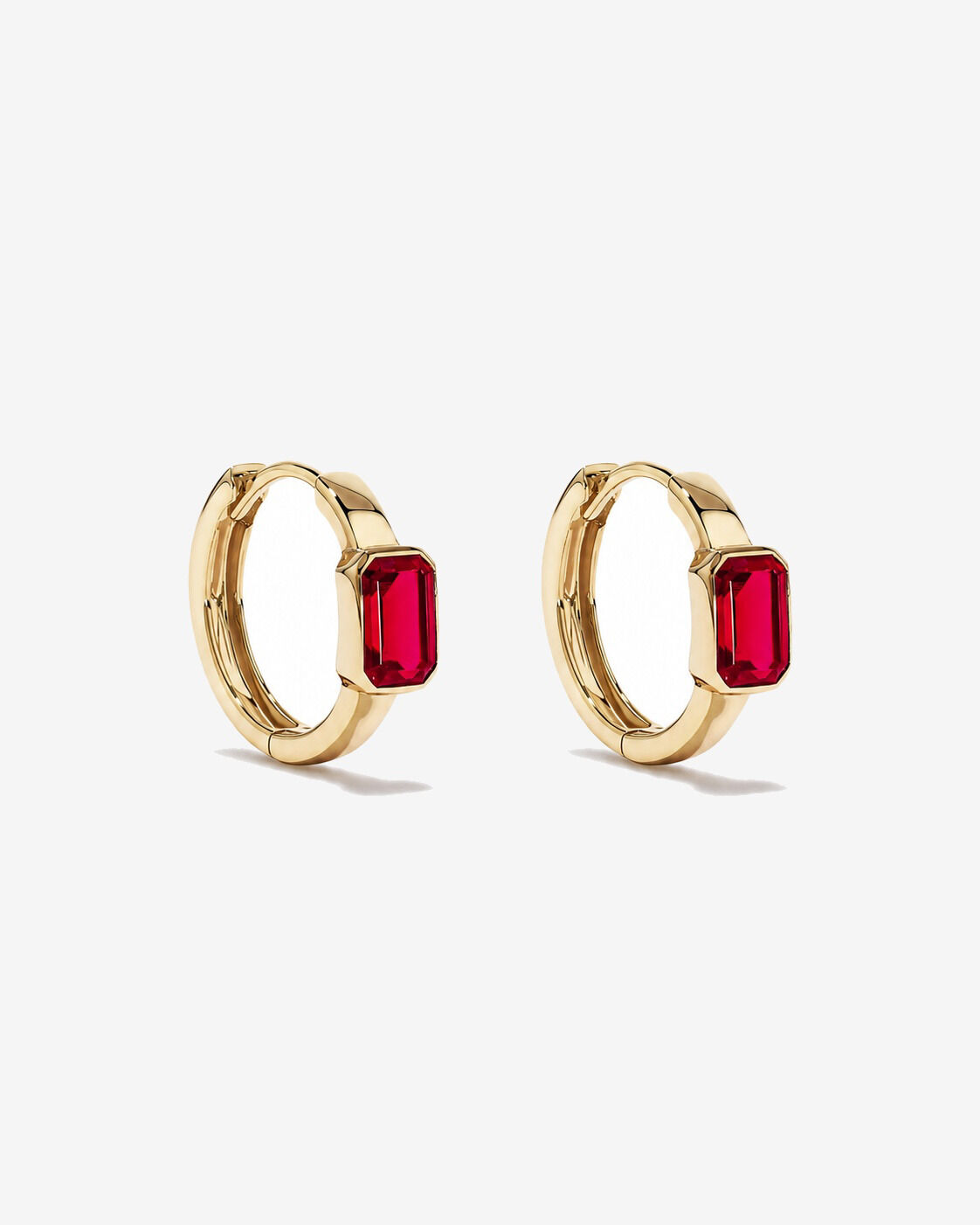 Boucles d'oreilles anneaux Rubis cr&eacute;&eacute; serties clos en or jaune 10 ct