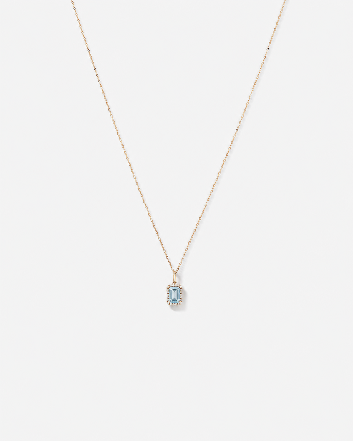 Pendentif halo Topaze bleue taille &eacute;meraude avec diamants et cha&icirc;ne en or jaune 10 ct