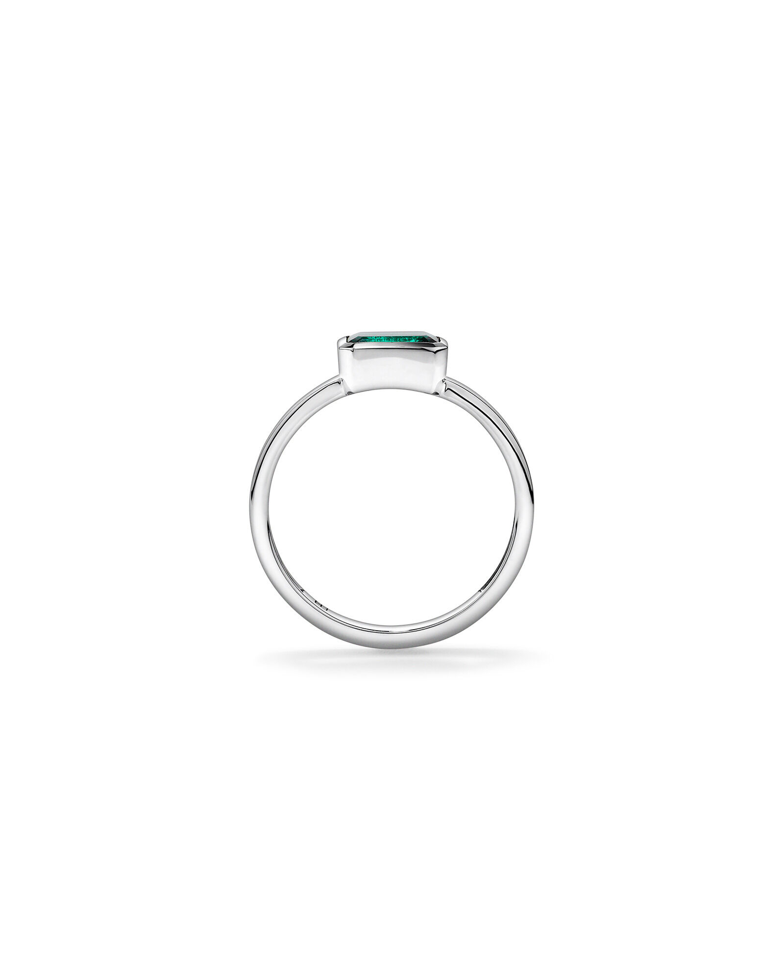 Cr&eacute;ation d&rsquo;une bague en lunette &eacute;meraude en or blanc 10 carats