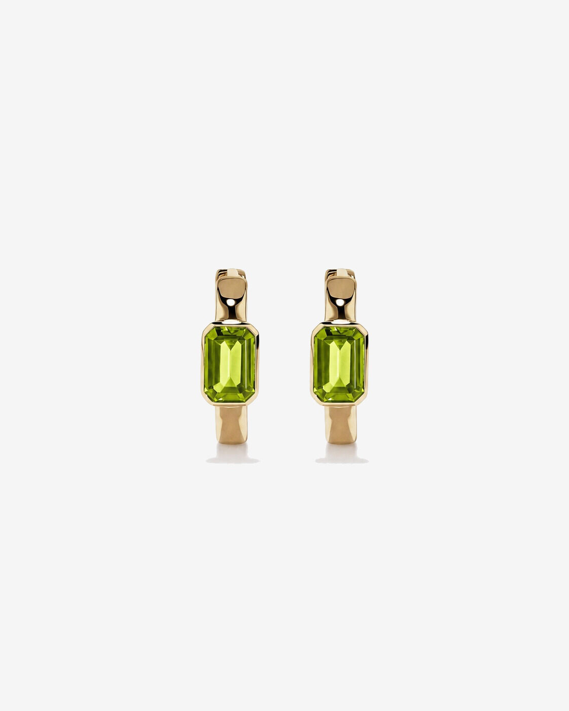 Boucles d'oreilles anneaux P&eacute;ridot serties clos en or jaune 10 ct