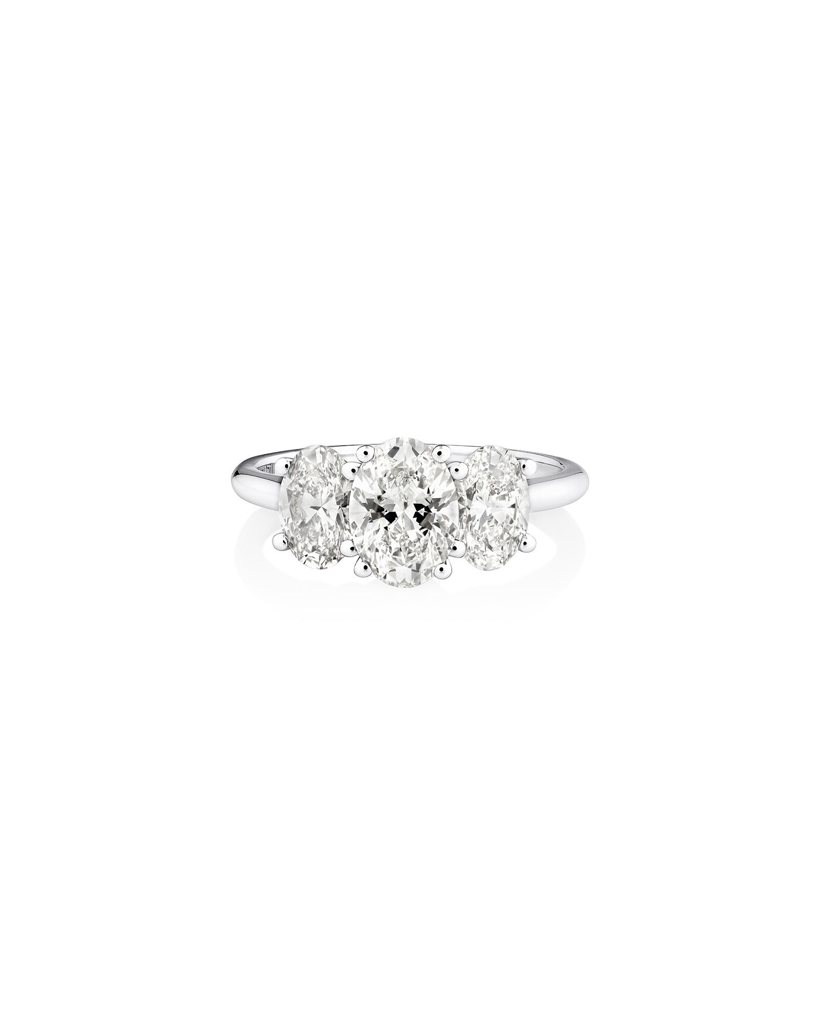 Bague de fian&ccedil;ailles ovale de trois pierres de 2 carats en diamant cultiv&eacute; en laboratoire en or blanc 14 carats