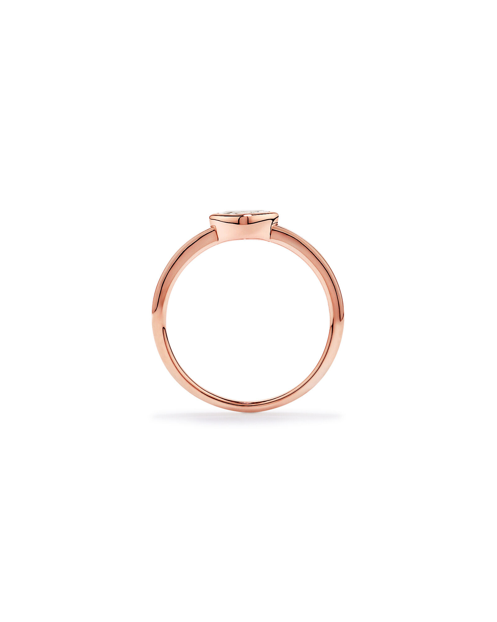 Anneau &agrave; lunette en saphir cr&eacute;&eacute; d&rsquo;est en ouest en or rose 10 carats