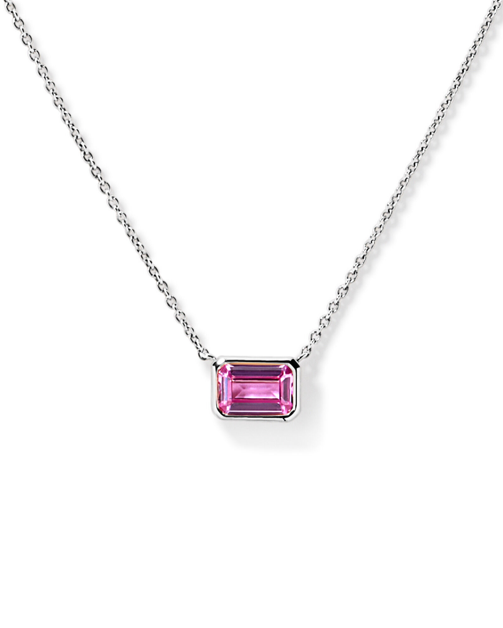 Collier avec pendentif en saphir rose de synth&egrave;se taille &eacute;meraude, serti clos et dispos&eacute; horizontalement, sur cha&icirc;ne en or blanc 10 carats