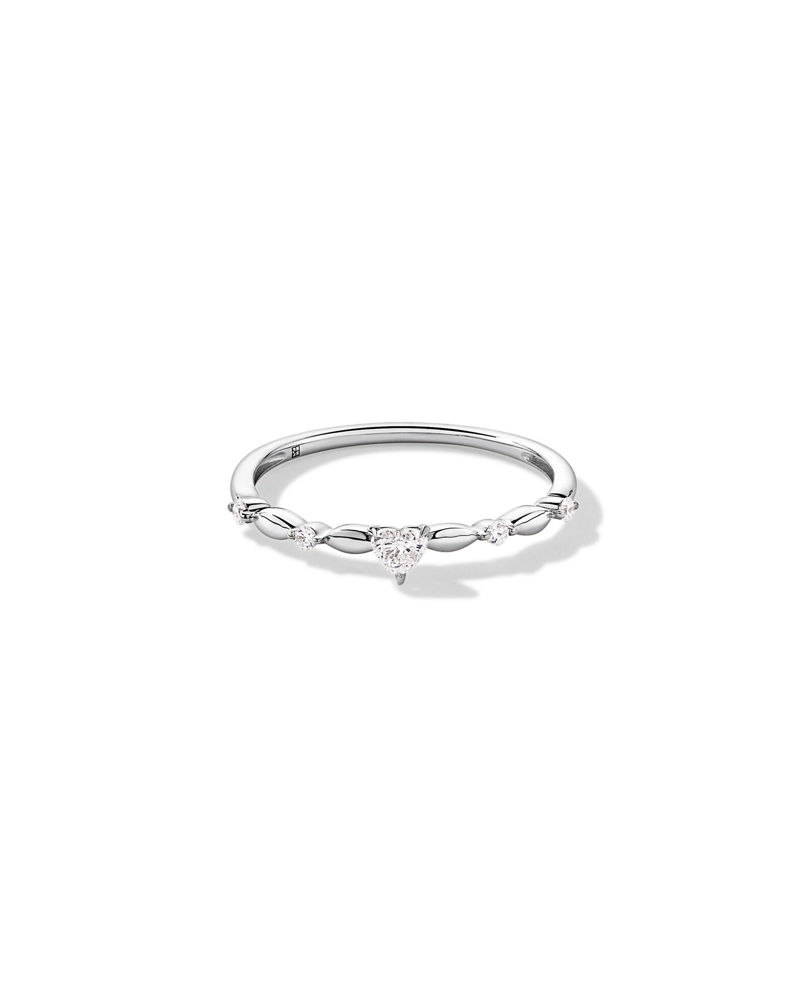 Bague de promesse en or blanc 10 carats avec diamants de laboratoire taille brillant (ronds et c&oelig;ur) &ndash; Poids total de 0,15 carat
