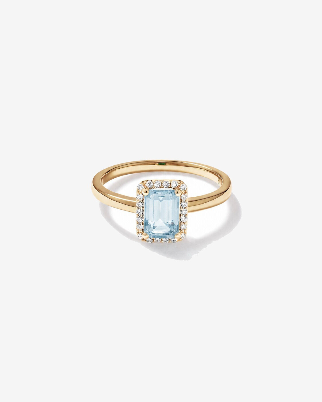 Bague halo Aigue-marine taille &eacute;meraude avec diamants en or jaune 10 ct