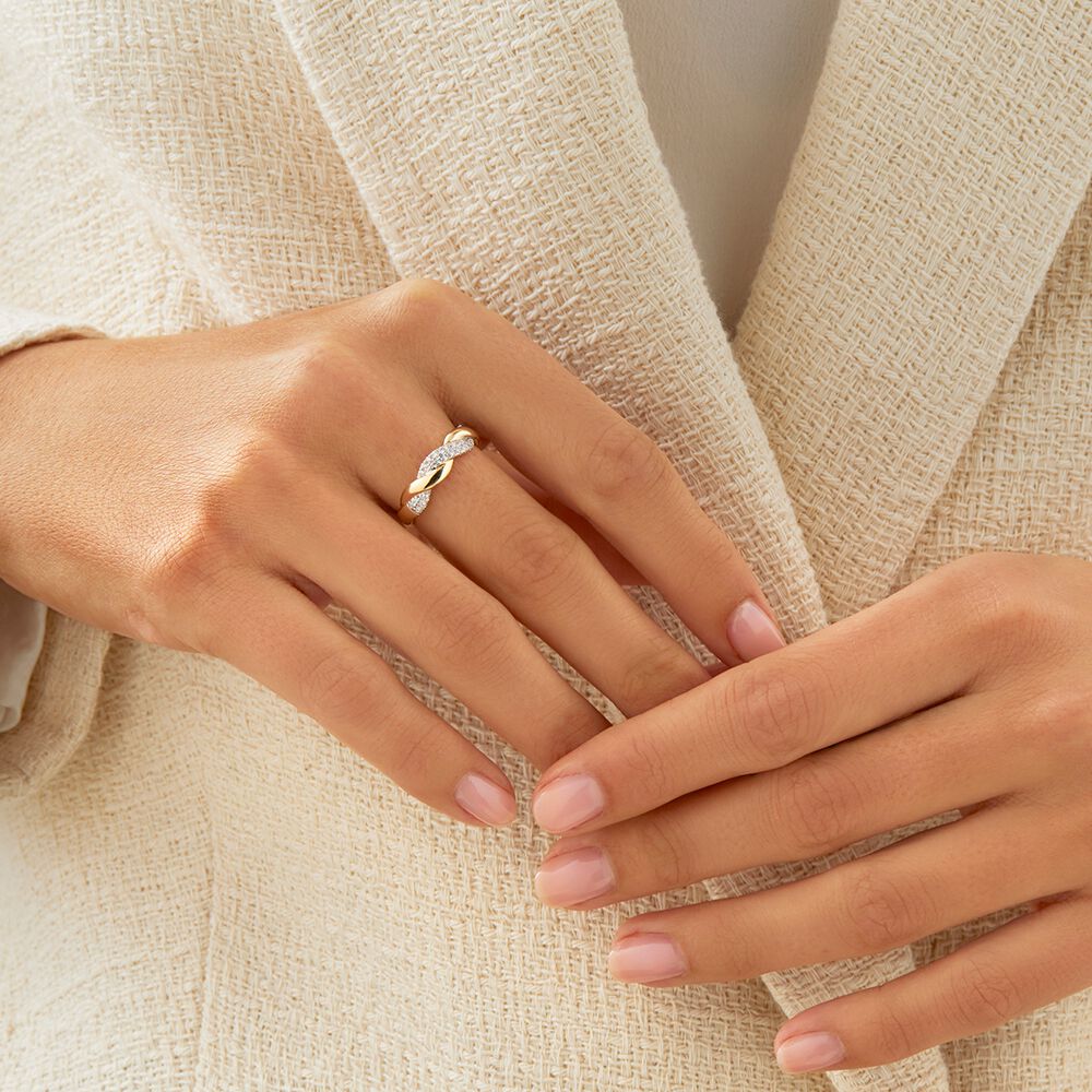 Bague torsad&eacute;e en or jaune 10 K avec diamants totalisant 0,20 ct