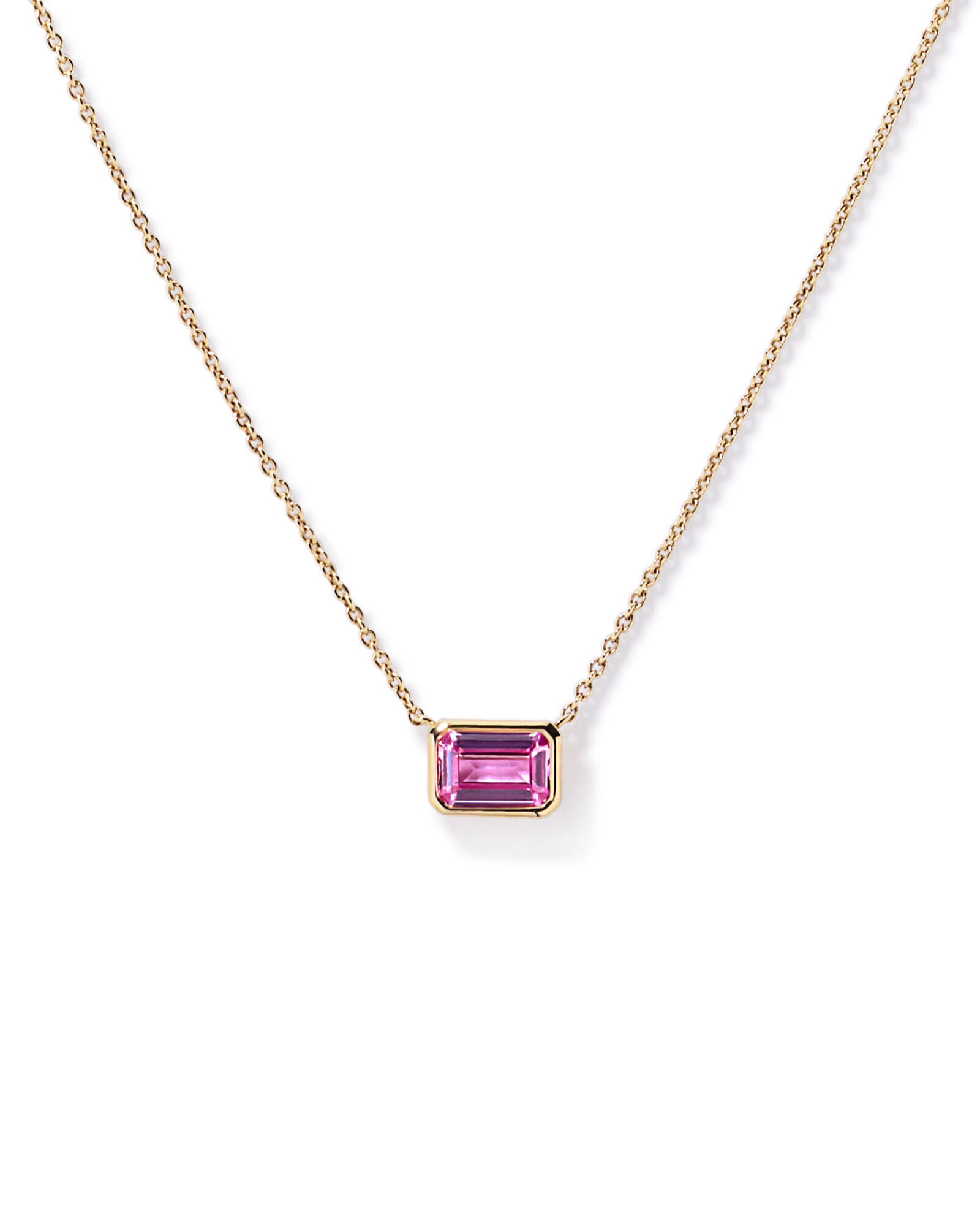 Collier avec pendentif en saphir rose de synth&egrave;se taille &eacute;meraude, serti clos et dispos&eacute; horizontalement, sur cha&icirc;ne en or jaune 10 carats